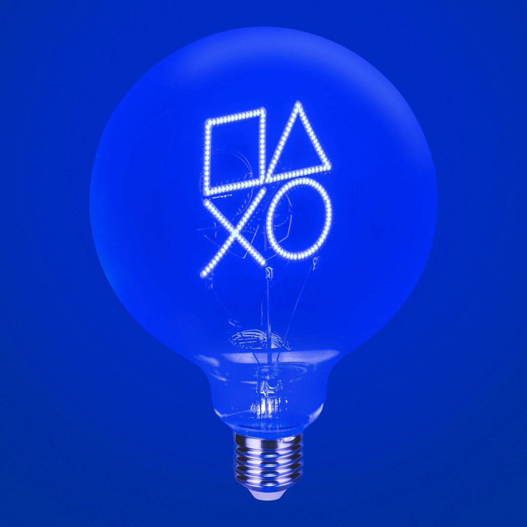 Eine blaue Glühbirne mit den Playstationsymbolen Quadrat, Dreieck, Kreis und Kreuz aus LEDs.