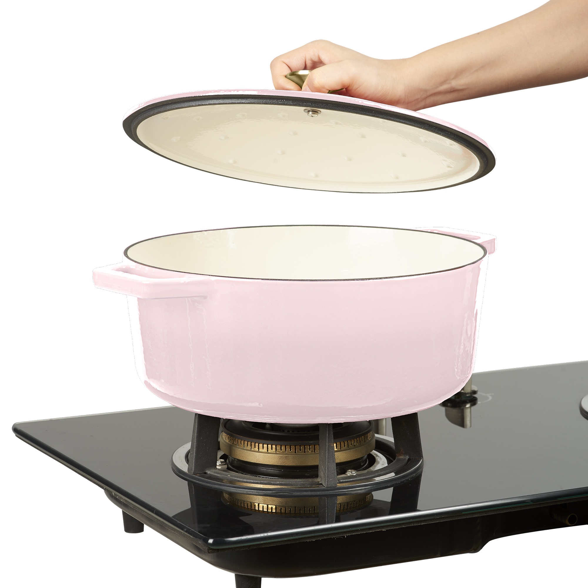Een hand tilt het deksel van een roze pan op een gasfornuis.