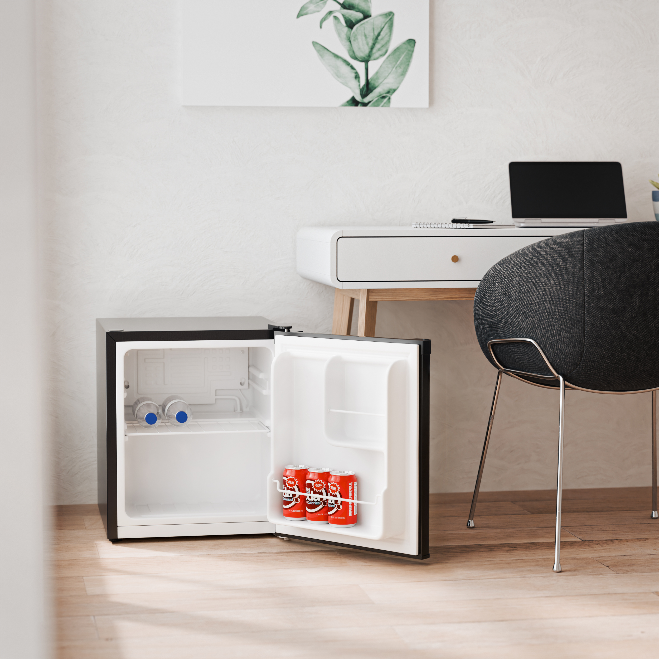 Een minikoelk met open deuren staat op een houten vloer. Er zitten waterflessen en frisdrankblikjes in.