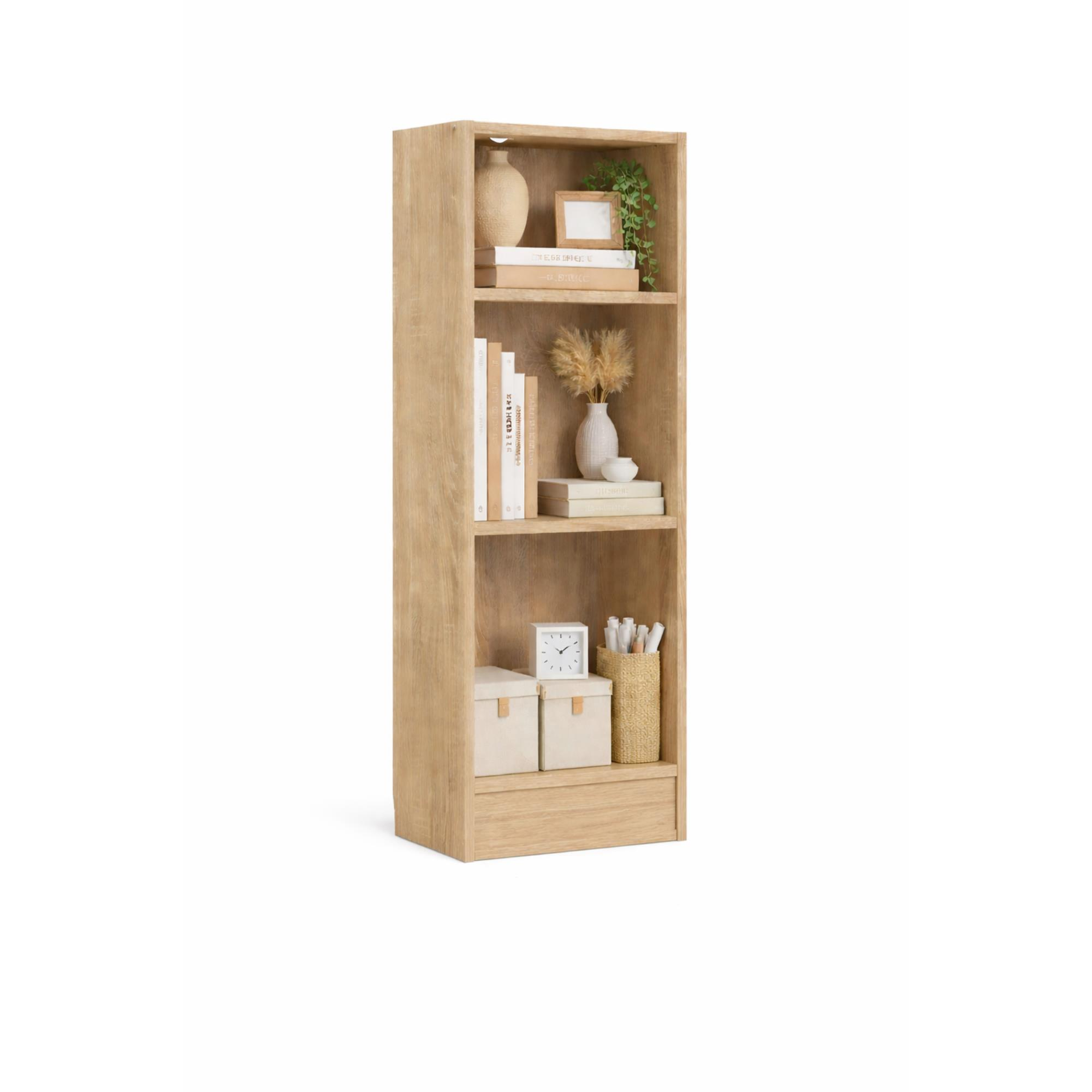 Una estantería estrecha de color marrón claro con cuatro baldas y objetos decorativos.