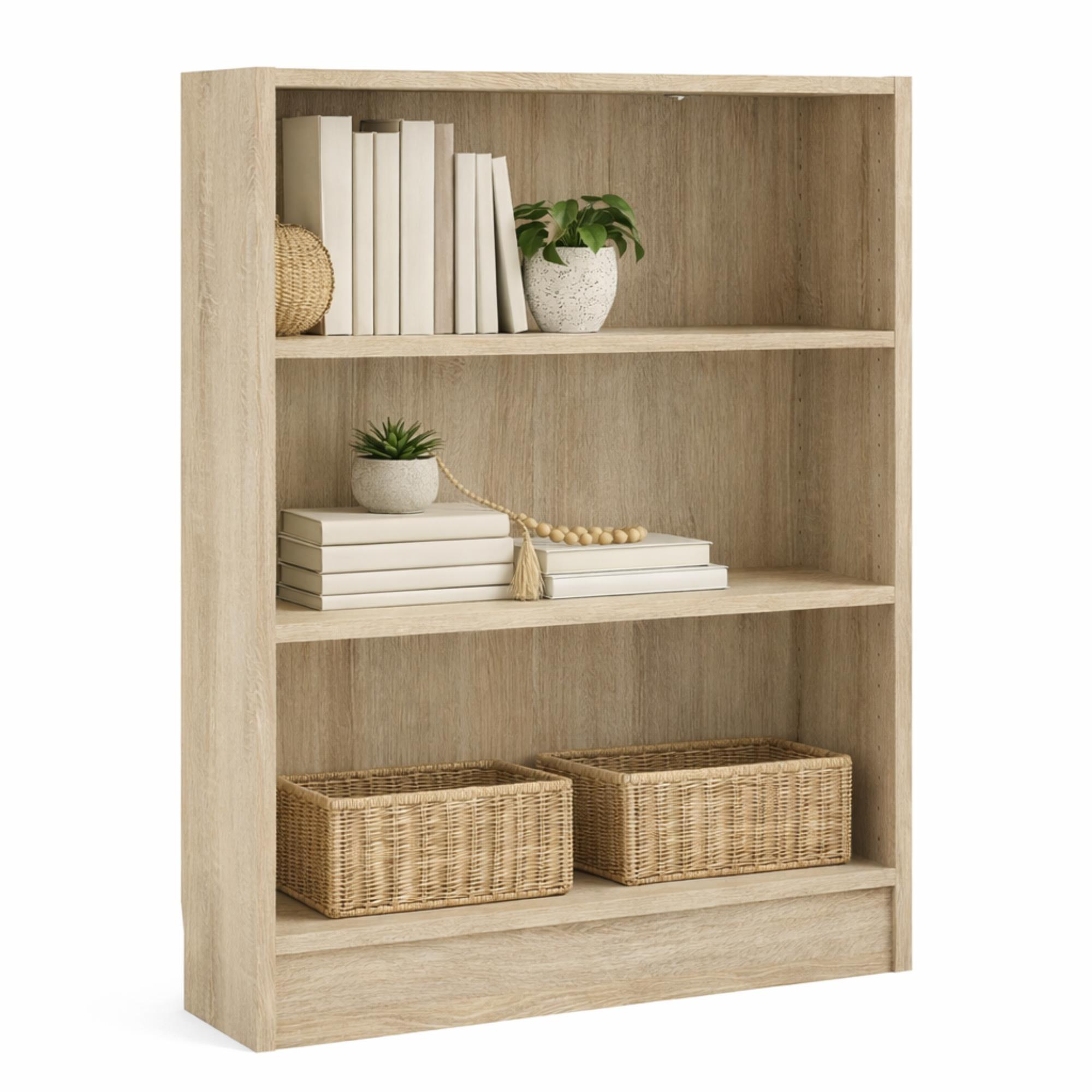 Una estantería marrón claro de tres niveles decorada con libros, plantas y cestas.