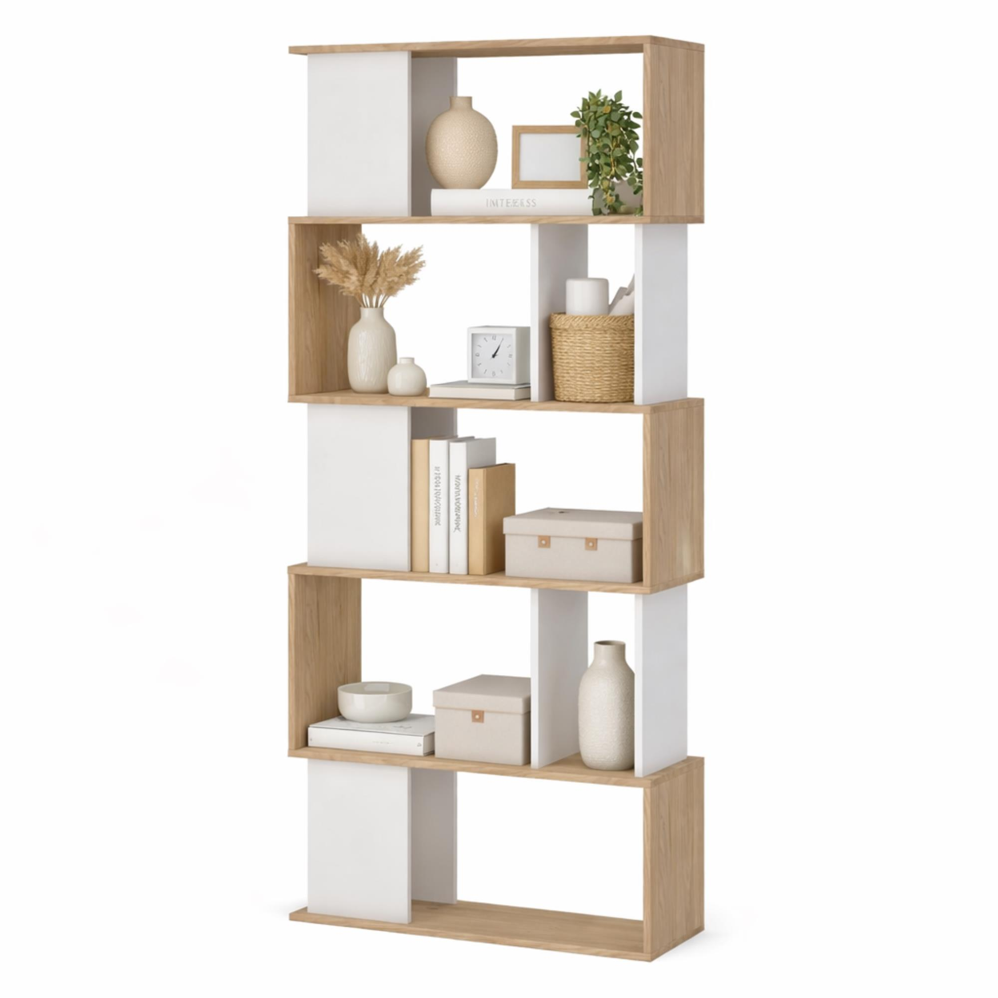 Una estantería de cinco niveles decorada con jarrones, libros, plantas y cestas.