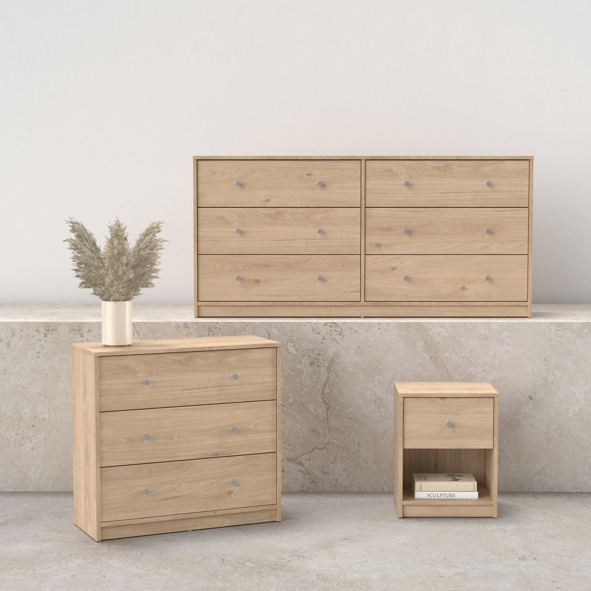 Tres muebles de madera: cómoda, mesita de noche, armario ancho. Jarrón beige con hierbas secas.