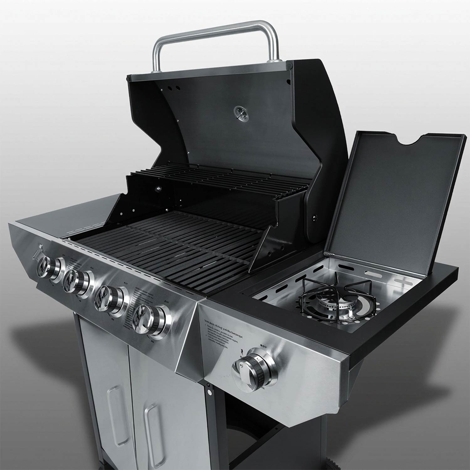 Otwarty grill gazowy ze stali nierdzewnej z czterema palnikami i palnikiem bocznym.