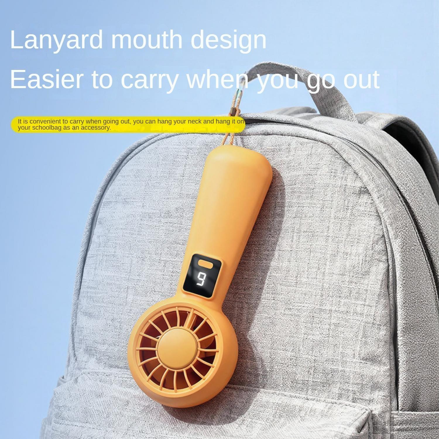 Ein orangefarbener Lüfter mit digitaler Anzeige hängt an einem grauen Rucksack.