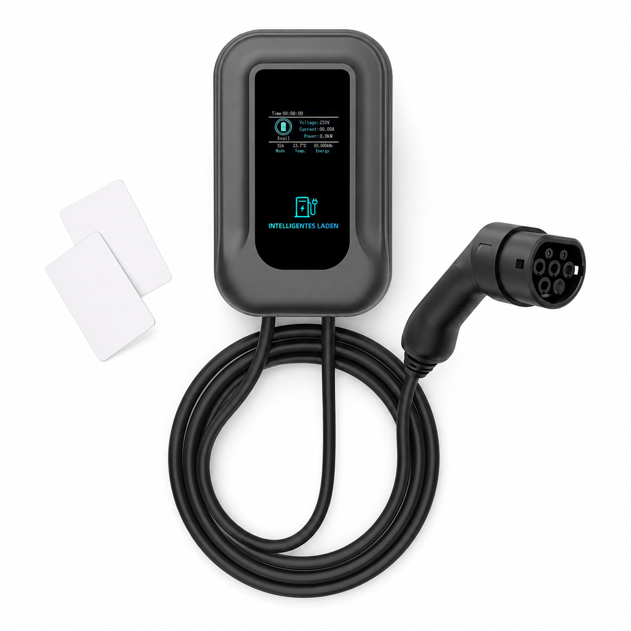 Schwarzes Ladegerät für Elektroautos mit Kabel und Stecker, zwei Karten daneben.