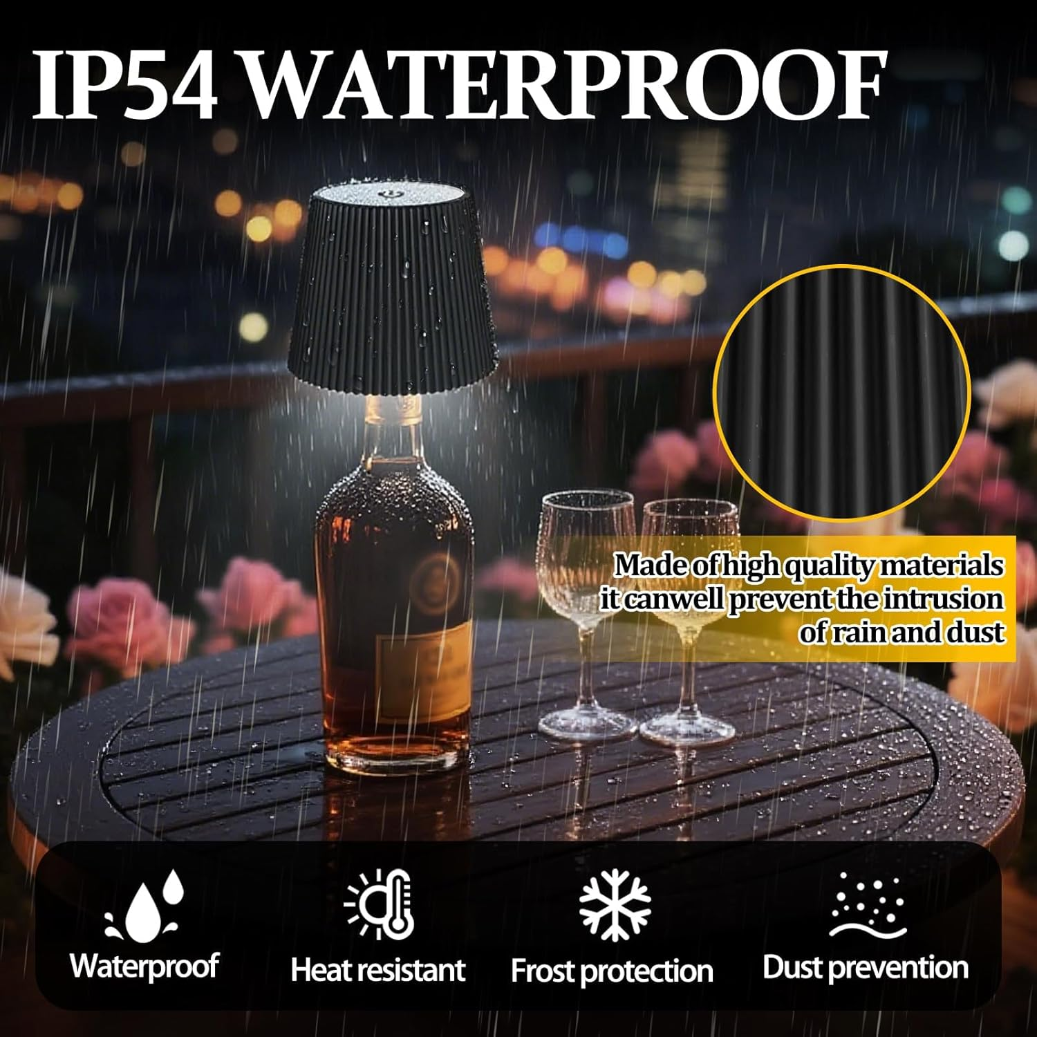 Eine Flasche mit Lampe auf einem Holztisch im Regen, mit Gläsern daneben.