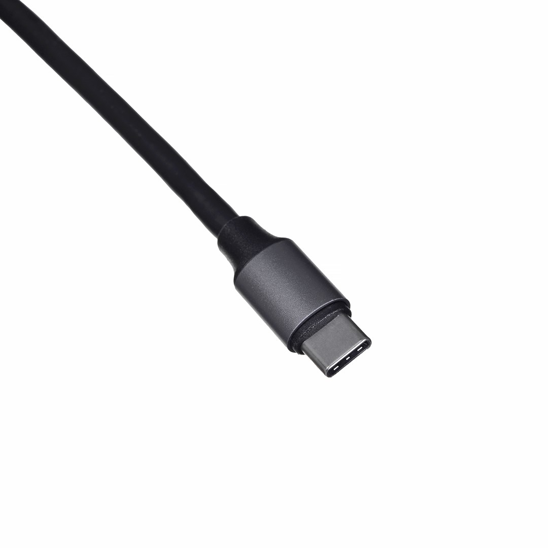 Czarny kabel USB-C z szarym złączem na białym tle.