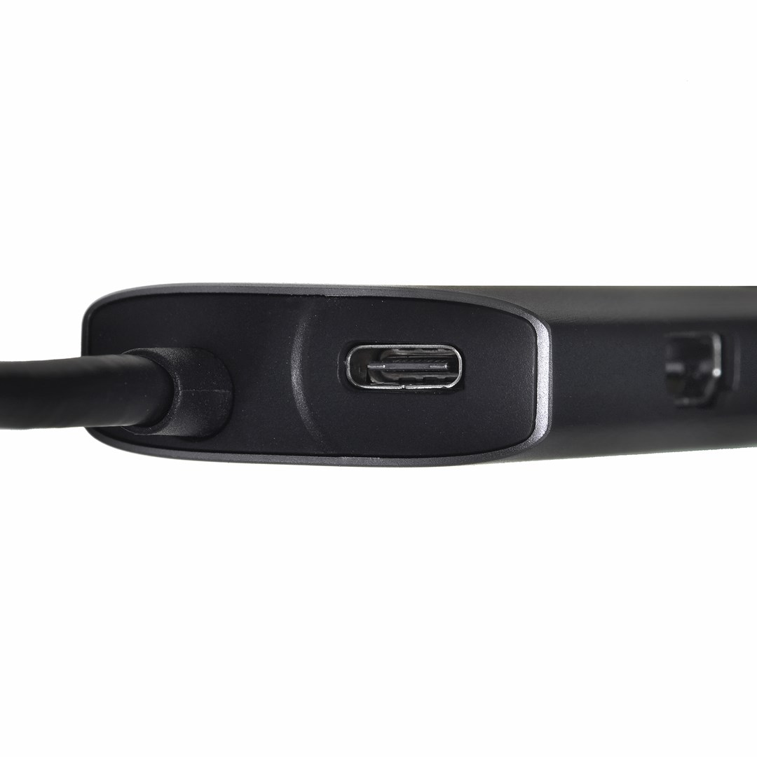 Zbliżenie czarnego portu USB-C na urządzeniu.