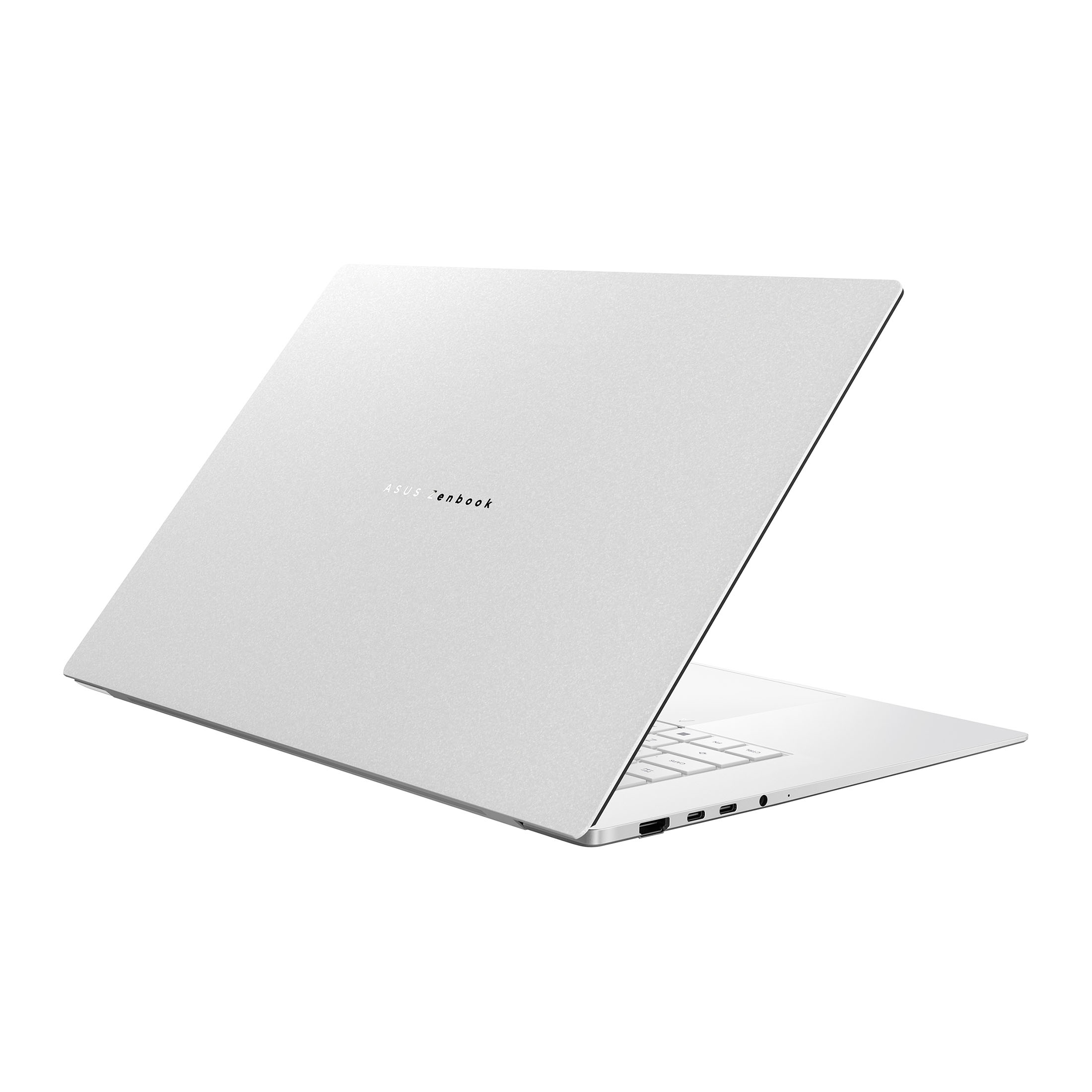 Ein silberner ASUS Zenbook Laptop, geöffnet und auf einem weißen Hintergrund liegend.