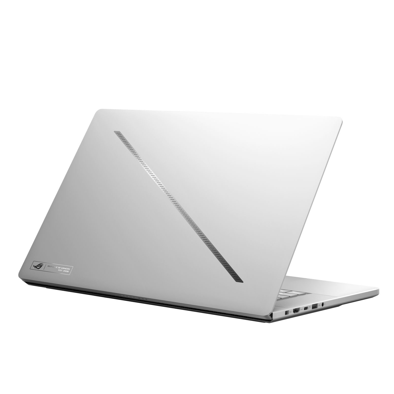 Srebrny laptop z otwartą pokrywą, stojący na białej powierzchni.