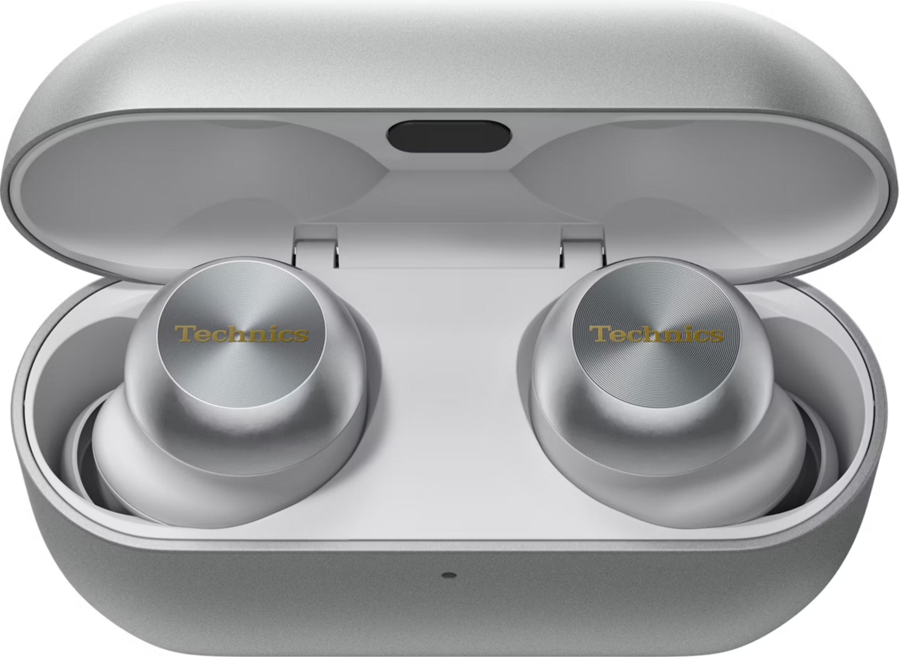 Silberne Ohrhörer mit goldenem "Technics"-Logo in einem geöffneten Ladecase.