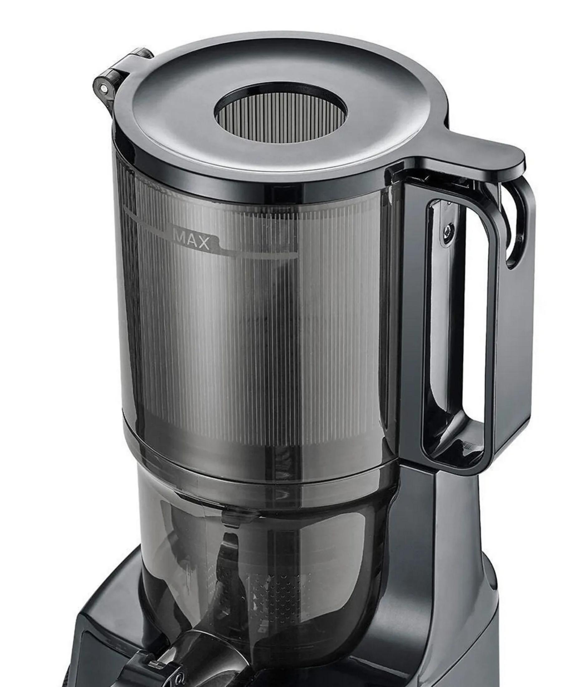 Primo piano di una centrifuga nera con contenitore trasparente e coperchio argentato.