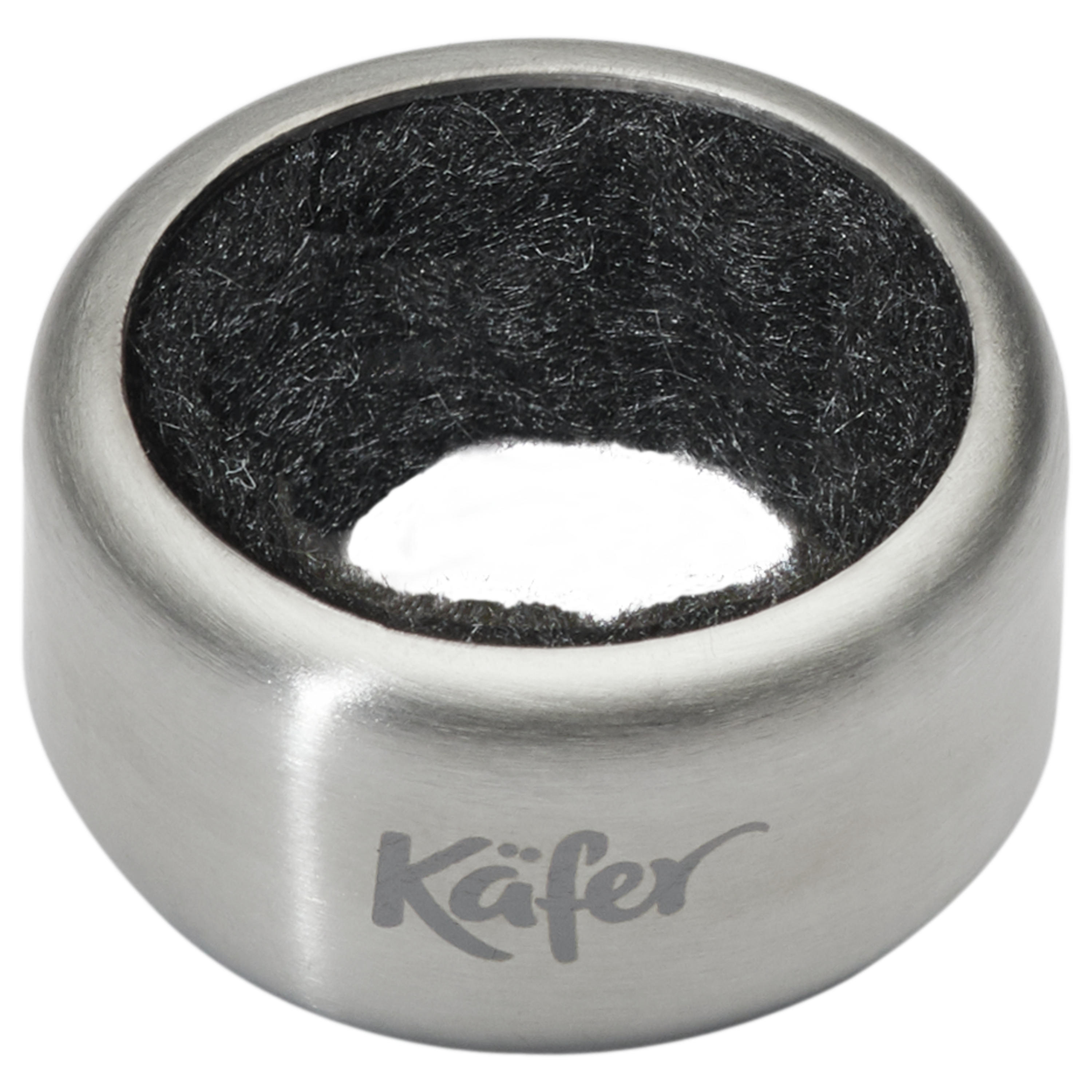 Ein silbernes Objekt mit dunklem, faserigem Inneren und dem Logo "Käfer".