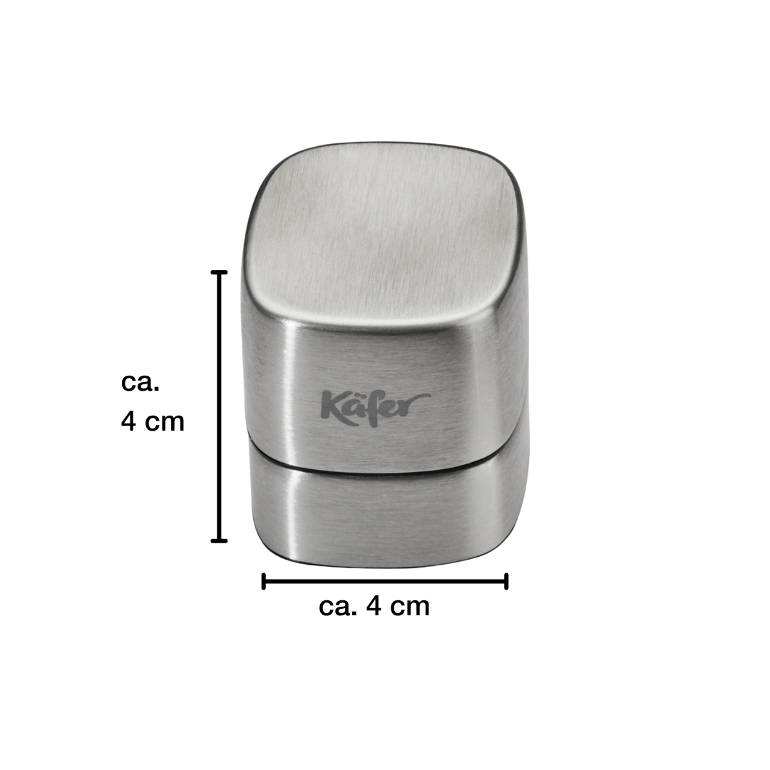 Silberfarbener Würfel, 4 cm hoch und breit, mit 'Käfer'-Logo.
