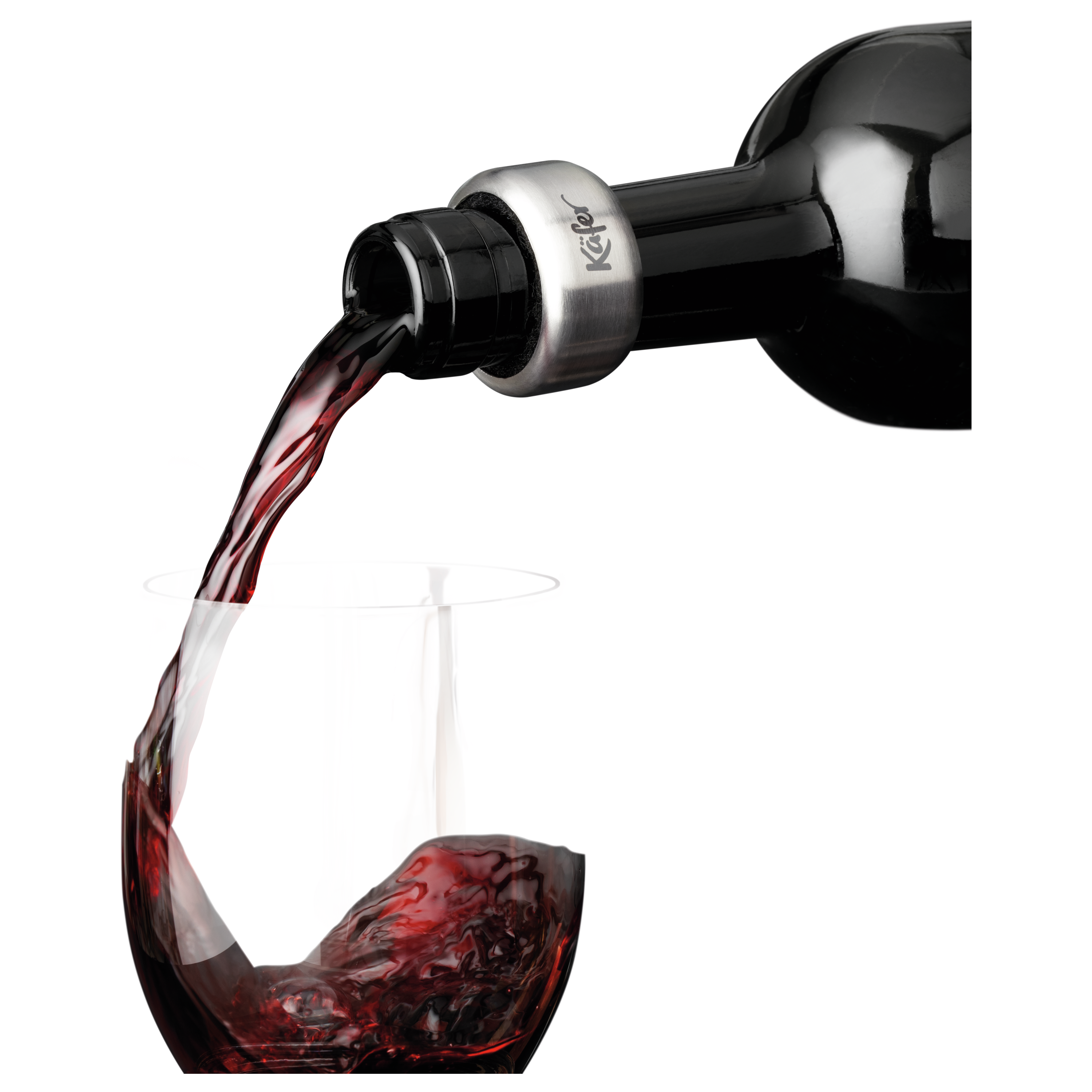 Rotwein wird aus einer Flasche in ein Glas gegossen, mit einem Tropfring.