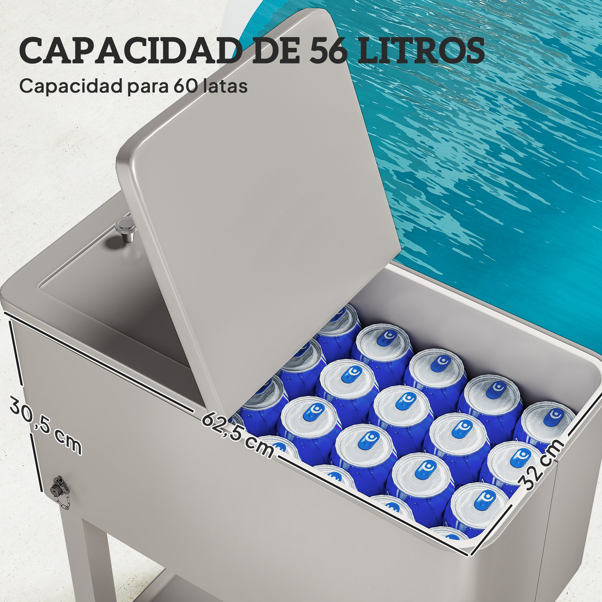 Una hielera gris con tapa abierta, llena de latas azules, junto a agua azul.