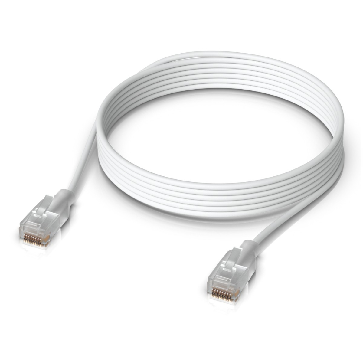 Un cavo Ethernet bianco con due connettori RJ45 su sfondo bianco.