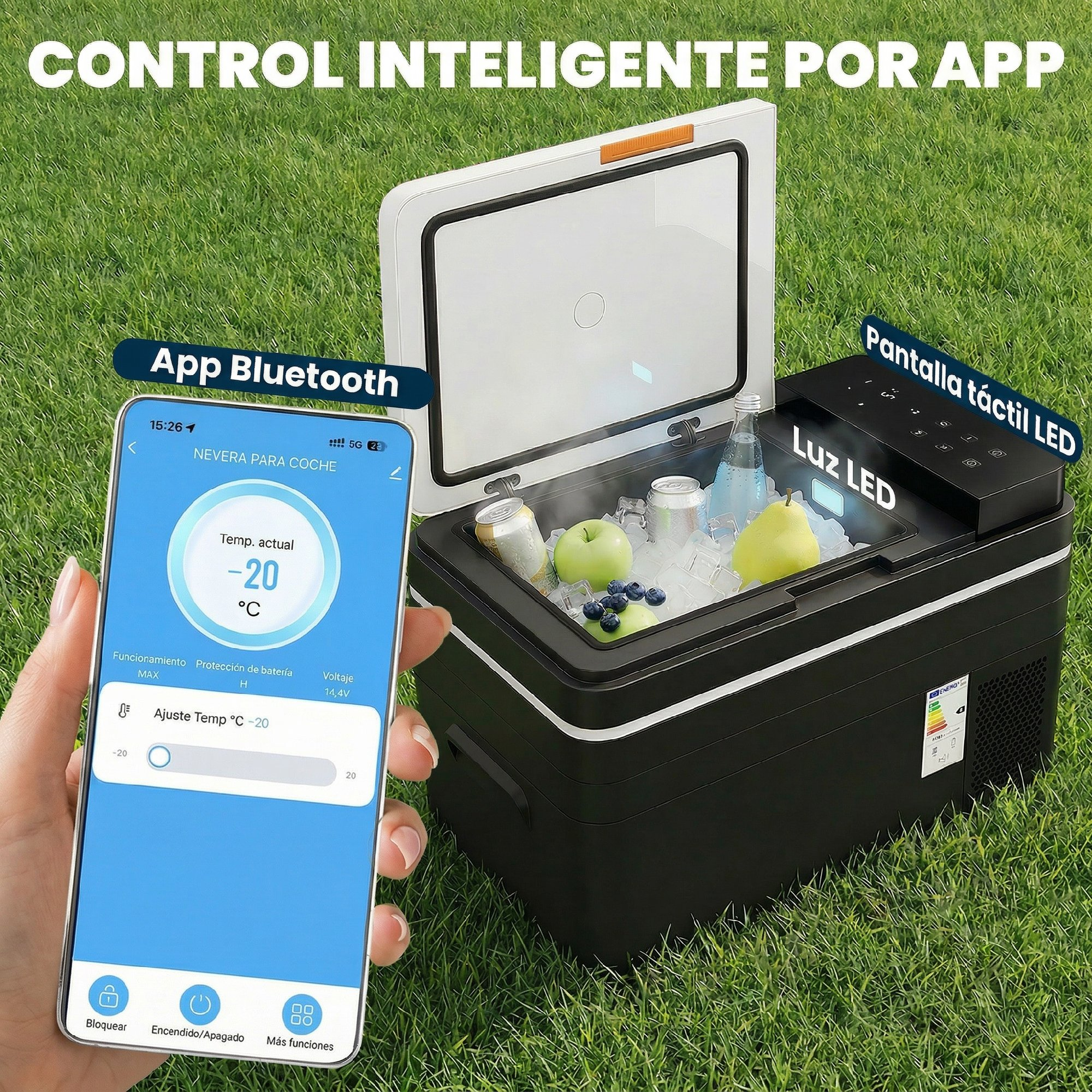 Un refrigerador negro con hielo, fruta y bebidas, junto a un smartphone con una app.