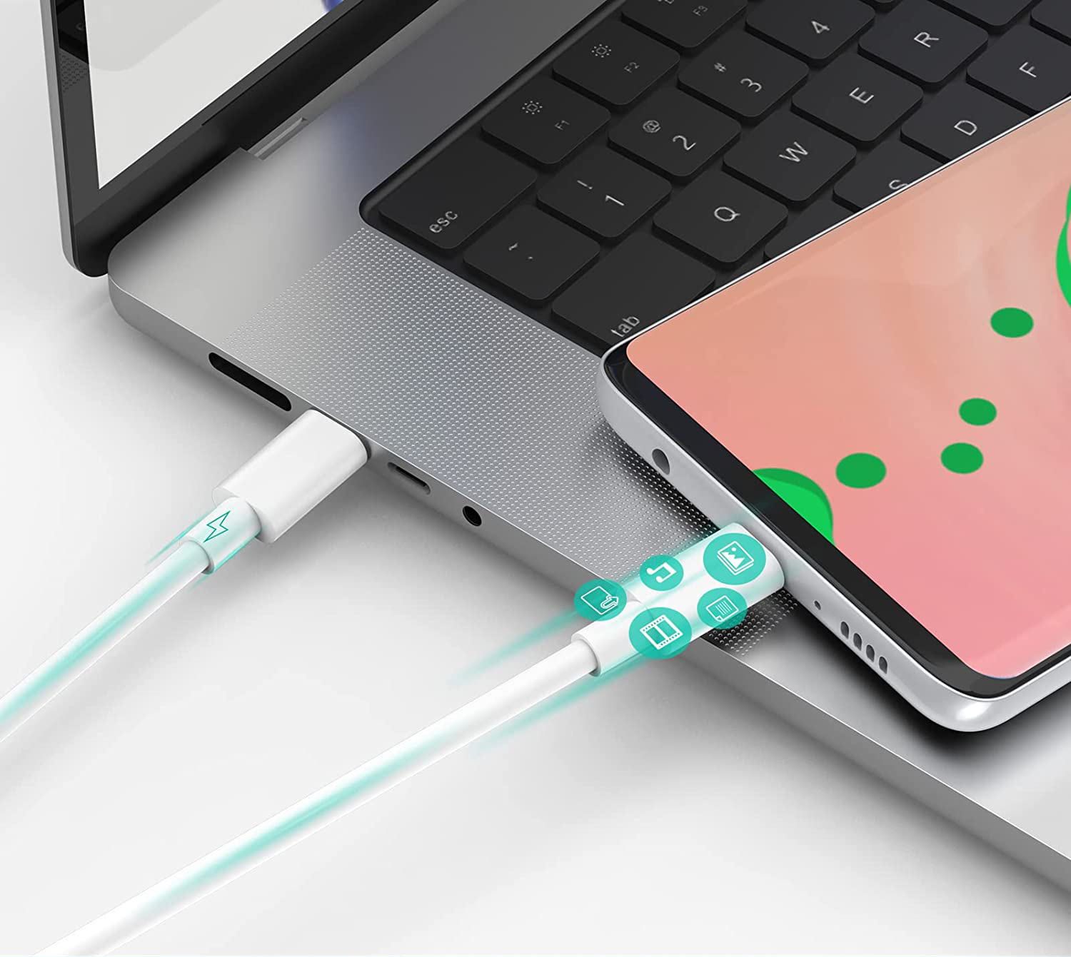 Ein weißes Ladekabel verbindet einen Laptop und ein Smartphone, mit Symbolen.