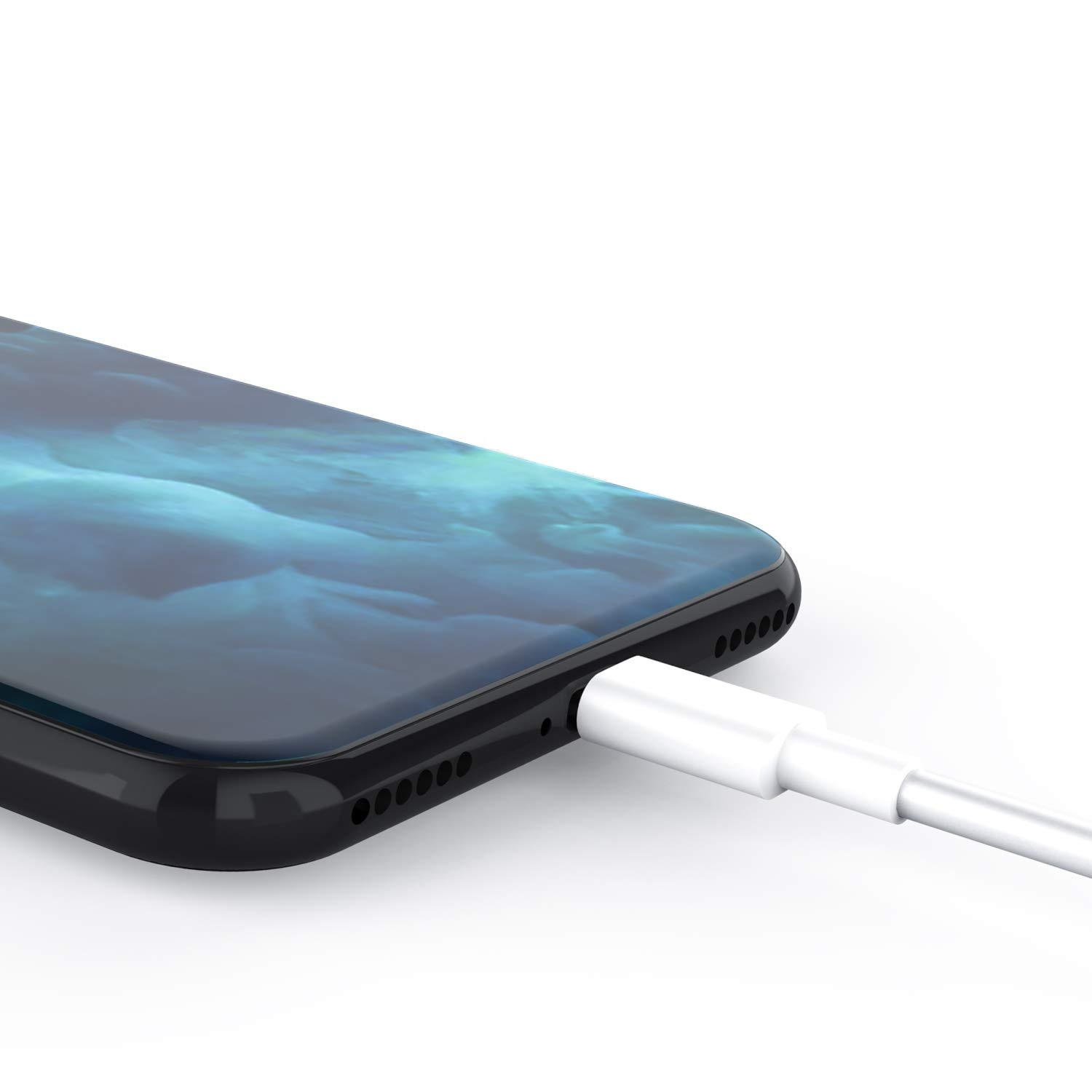 Ein weies Ladekabel wird in ein Smartphone mit blauem Hintergrundbild gesteckt.