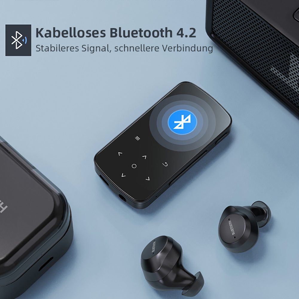 Schwarzer Bluetooth-Player mit Kopfhörern und Ladebox auf blauem Hintergrund.