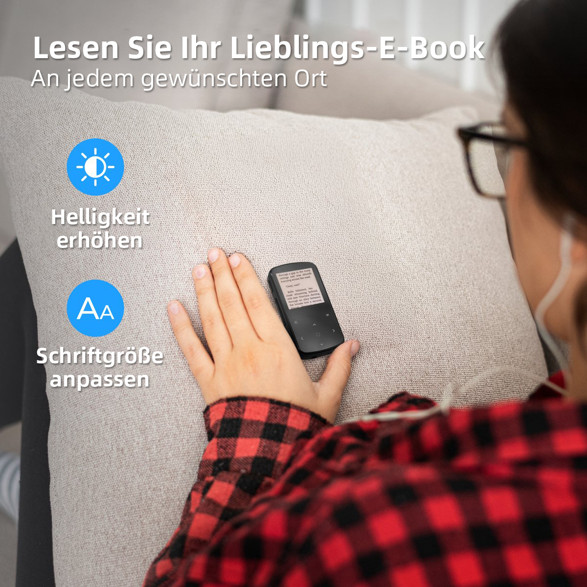 Person liest E-Book auf einem Kissen, passt Helligkeit und Schriftgröße an.