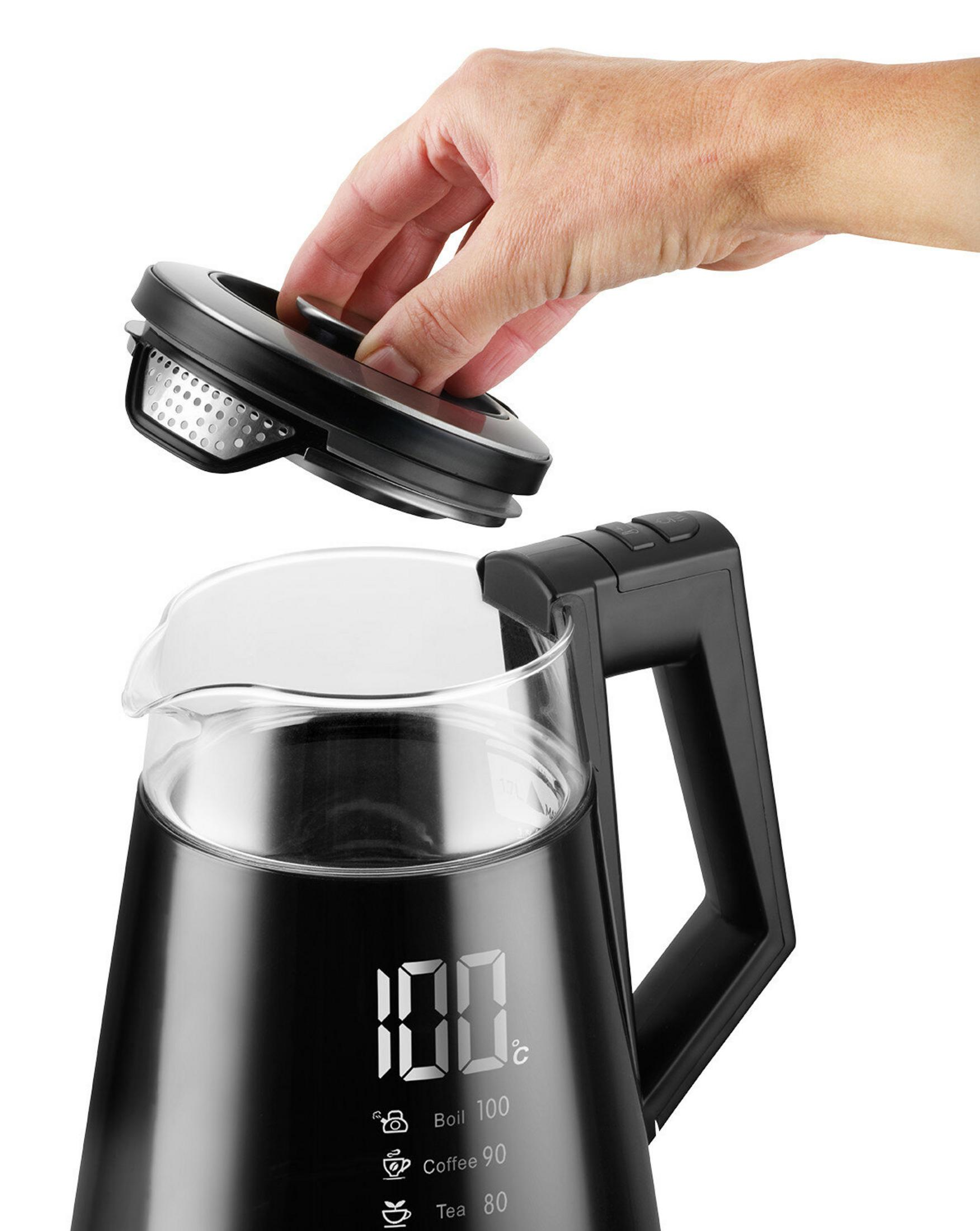 Eine Hand hebt den Deckel eines schwarzen Wasserkochers mit Digitalanzeige.