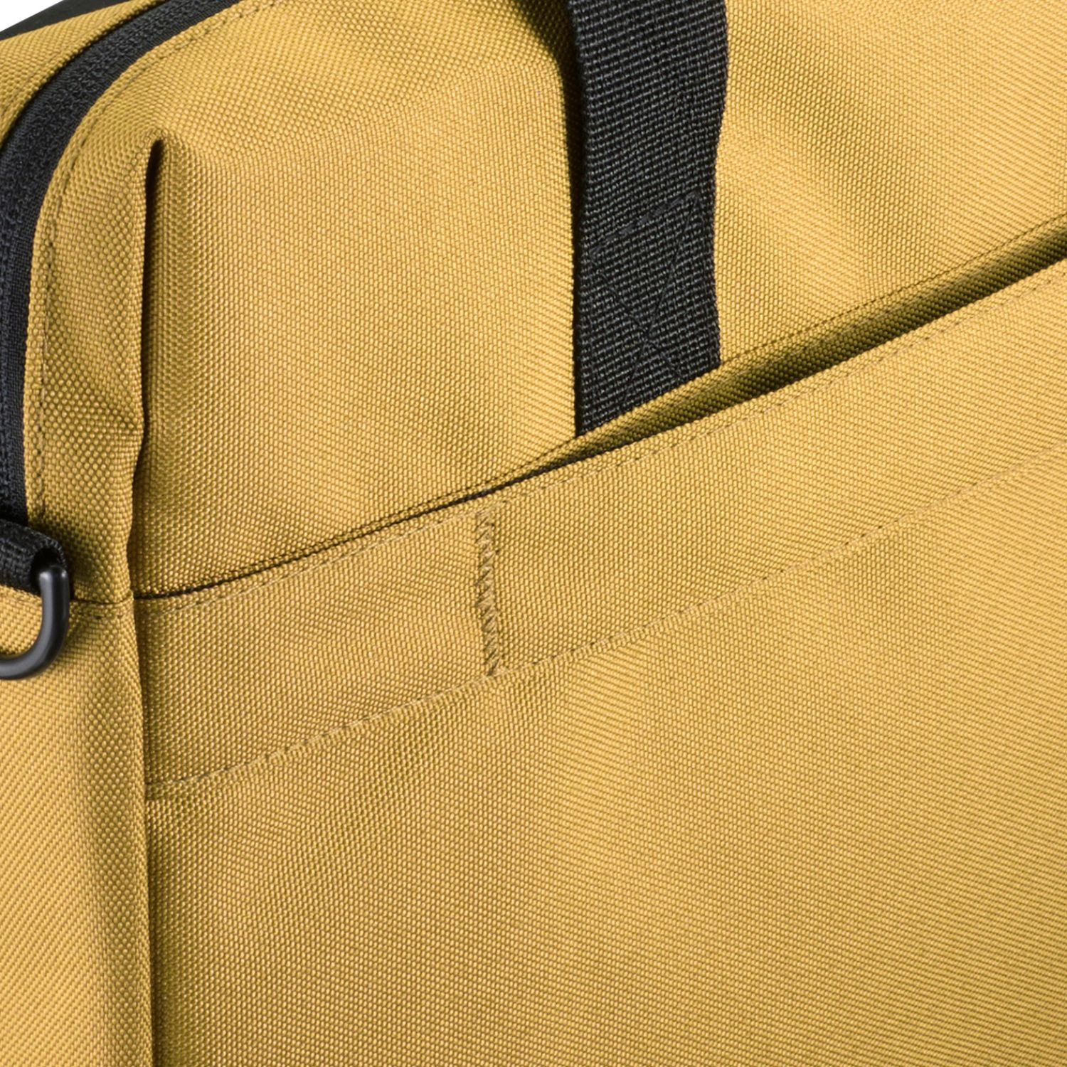 Primo piano di una borsa gialla con cerniera nera e dettaglio cinghia.