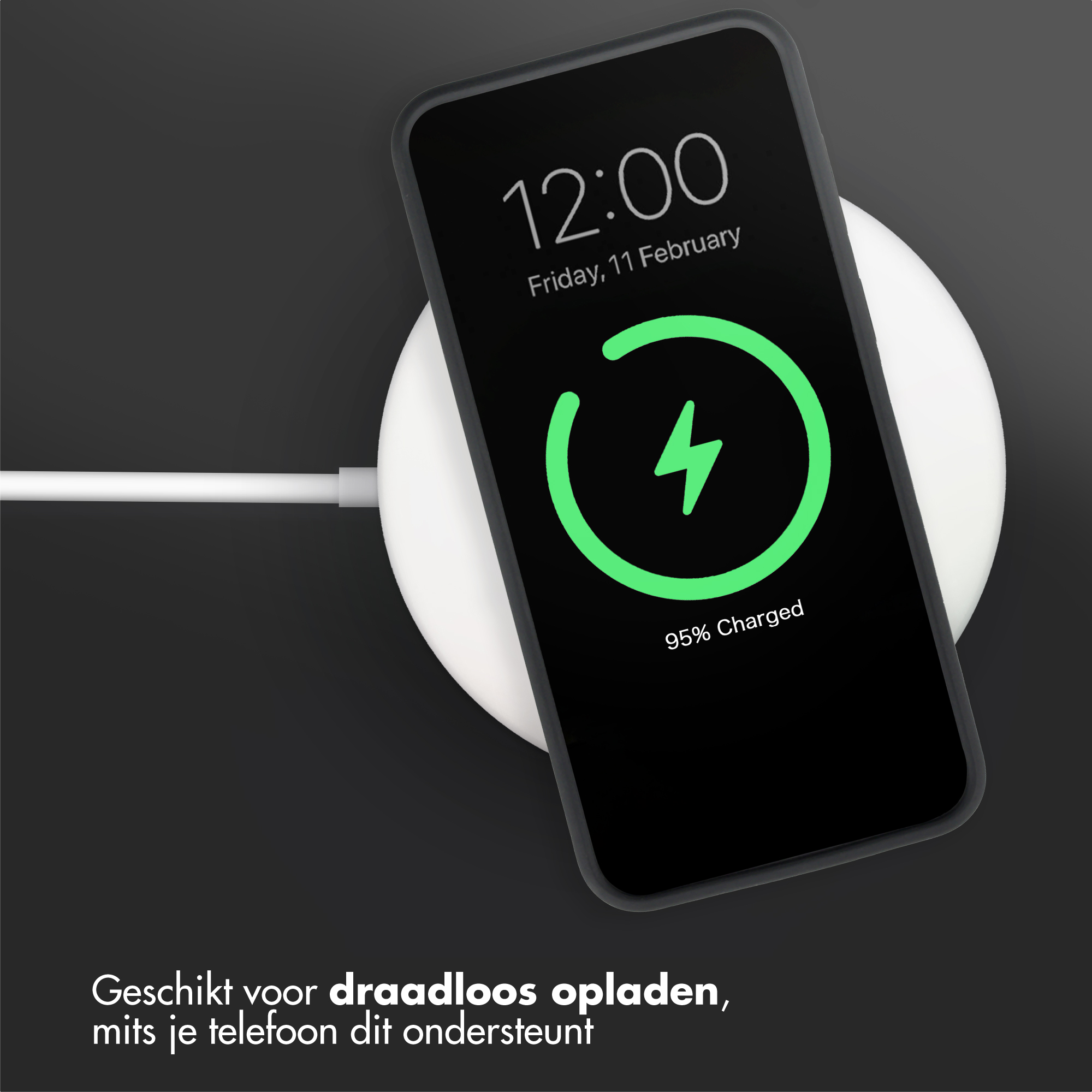 Ein Smartphone wird kabellos auf einer weißen Ladestation geladen.