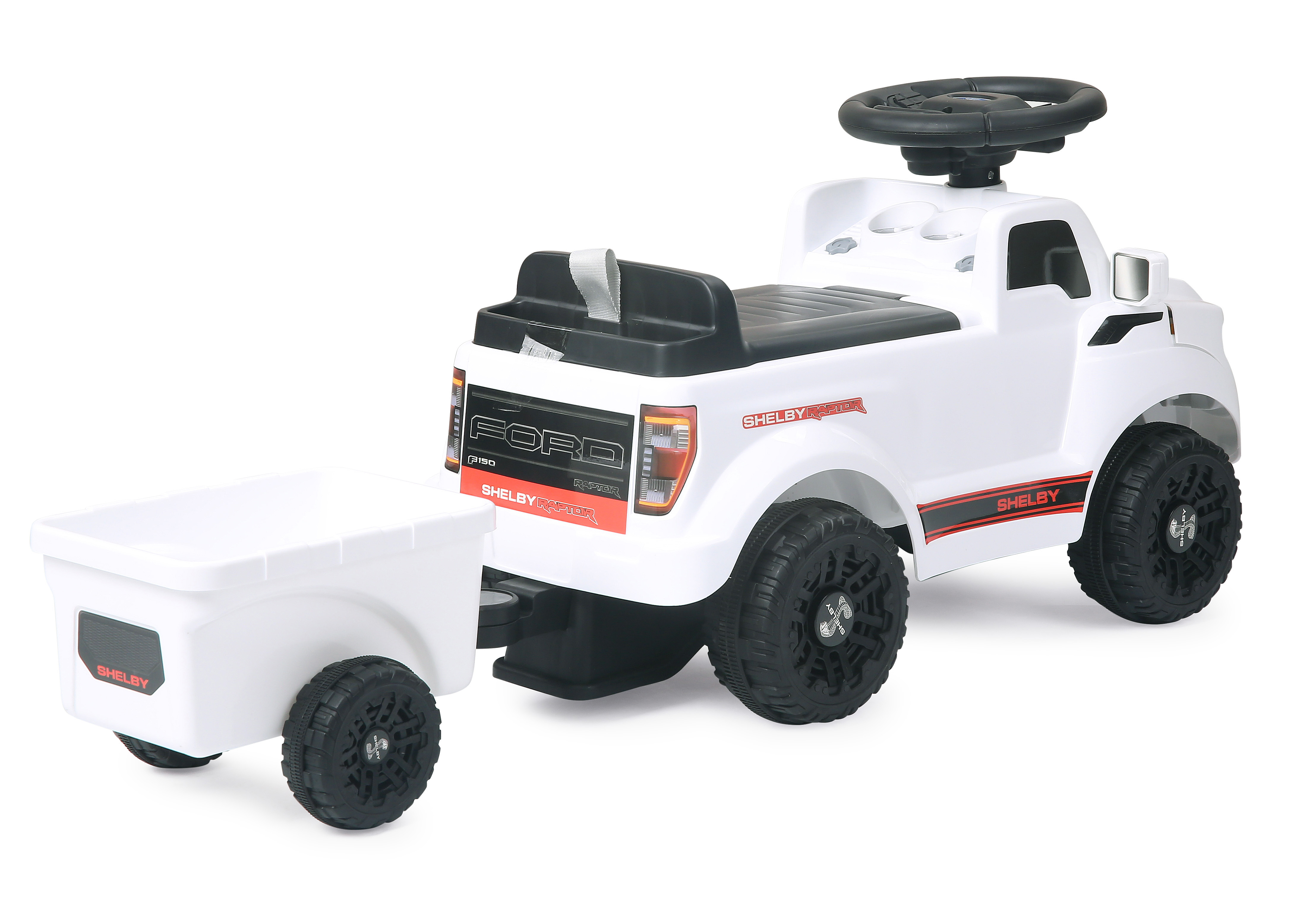 Ein weißes Ford Shelby Raptor Kinderfahrzeug mit Anhänger auf weißem Hintergrund.
