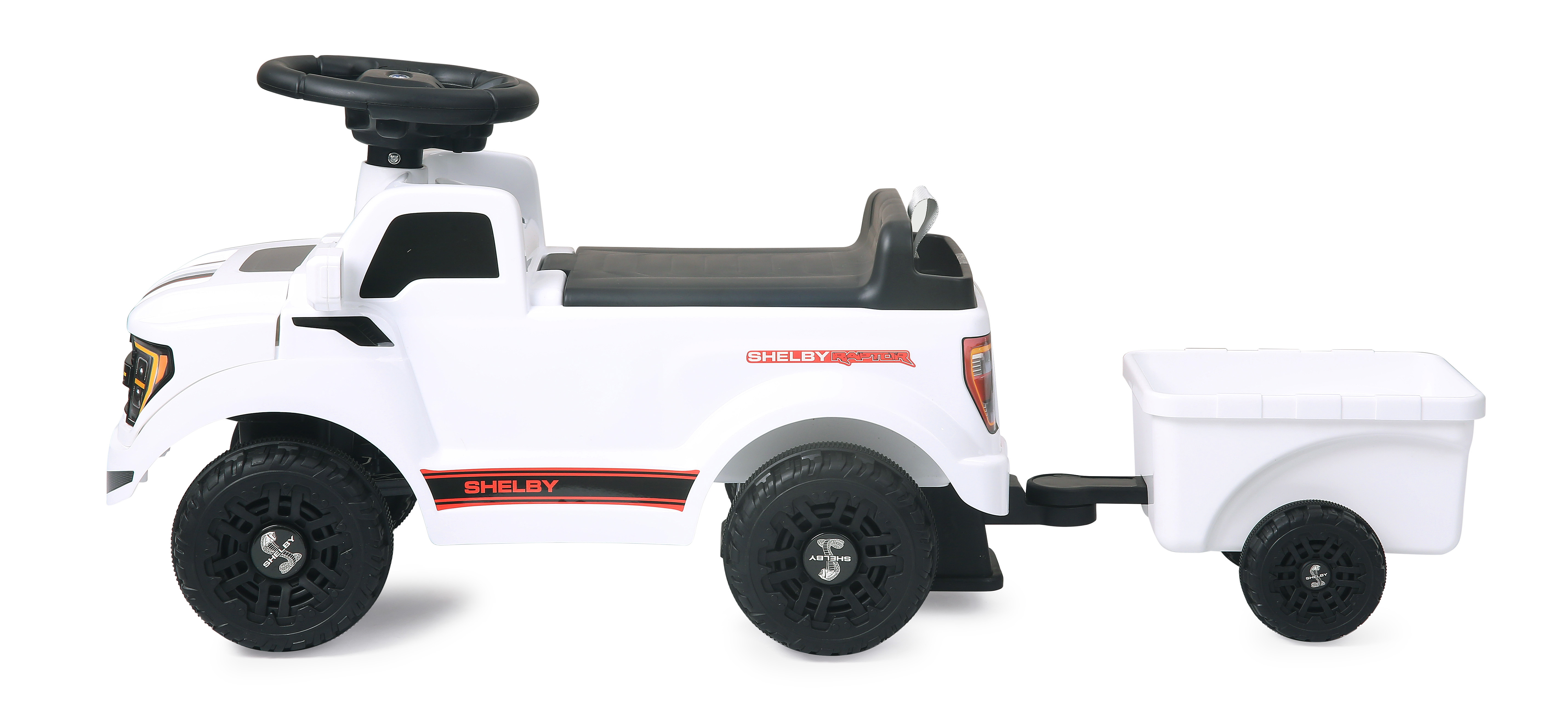 Weißer Shelby Raptor Aufsitz-Spielzeugtruck mit Anhänger, schwarzem Lenkrad und Rädern.