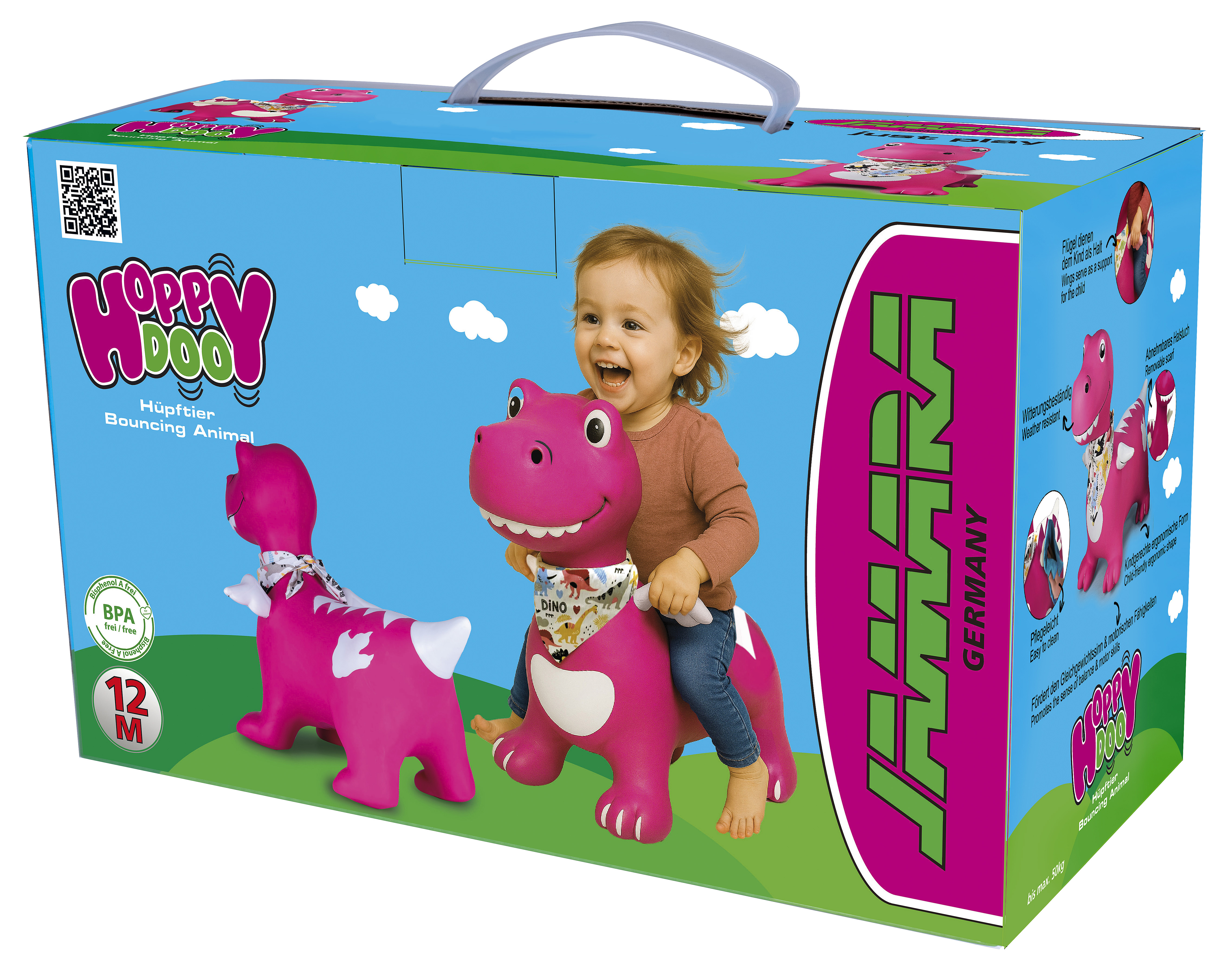 Ein lächelndes Kleinkind reitet auf einem rosa Dinosaurier-Hüpfspielzeug auf einer blau-grünen Kiste, beschriftet mit "Hoppy Doo Bouncing Animal."