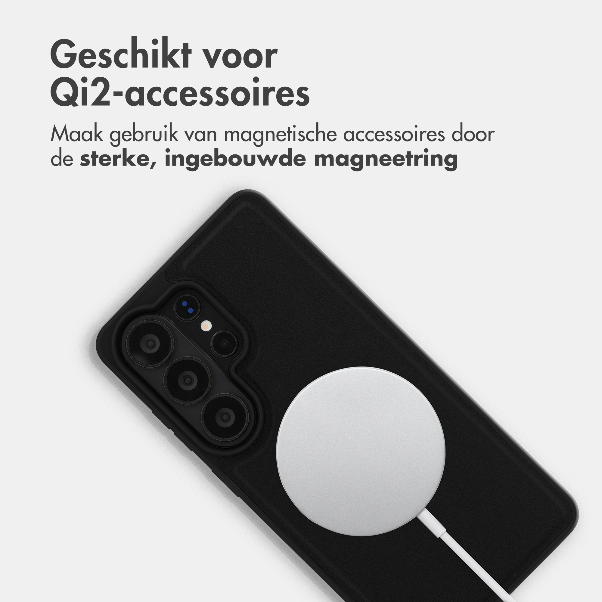 Zwarte telefoon met magnetische Qi2-oplader en camerapakket.