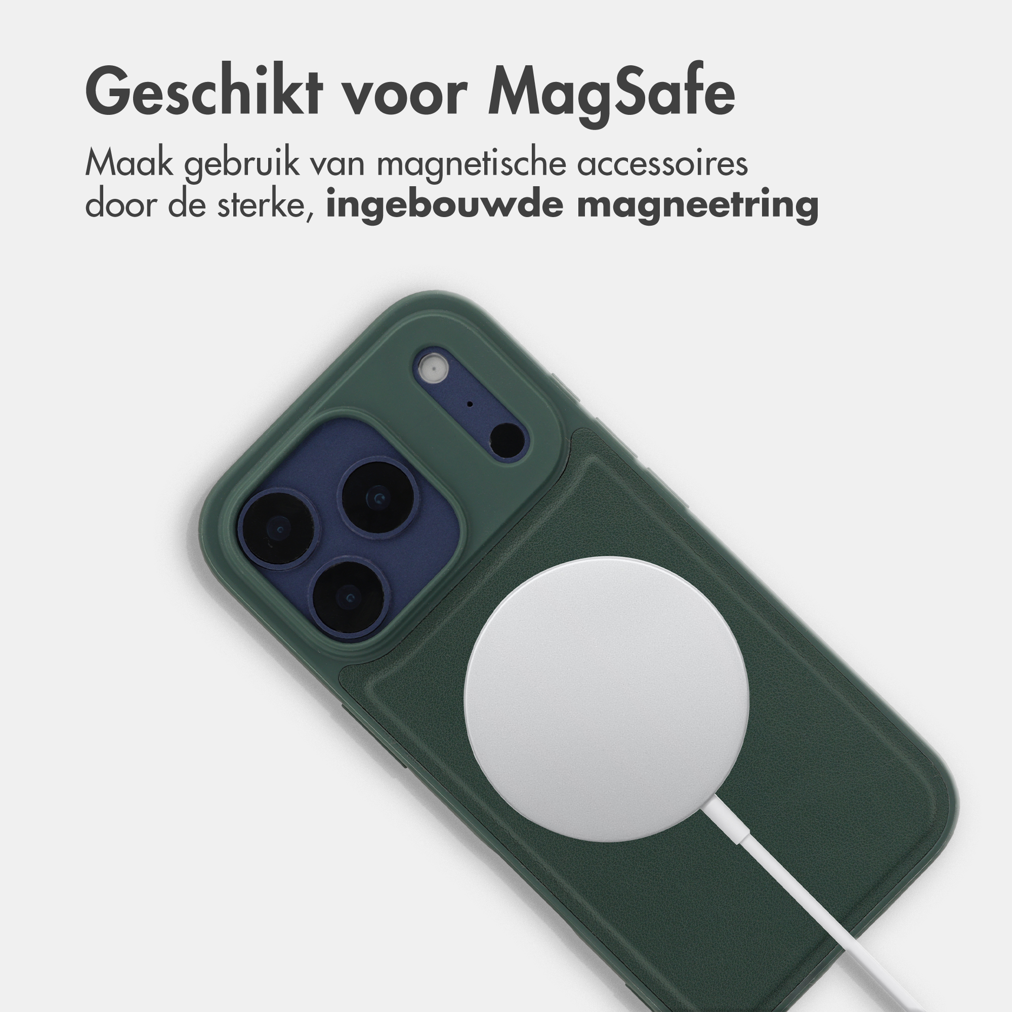Dunkelgrüne Handyhülle mit MagSafe-Ladegerät und drei Kameralinsen.