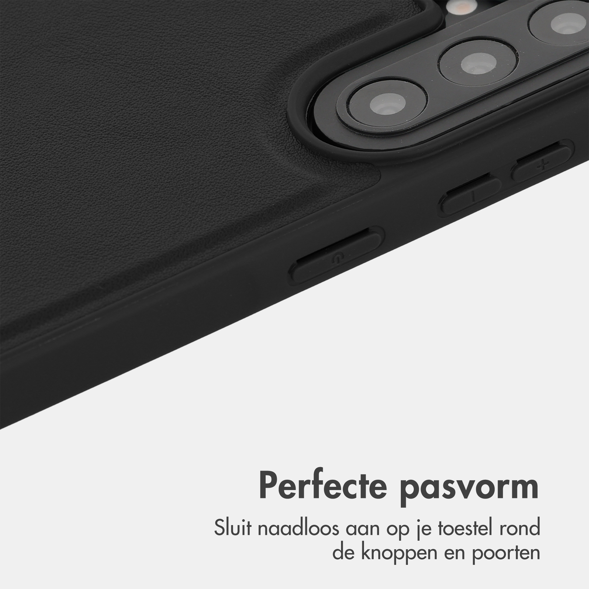 Zwarte telefoonhoes met focus op camera's en knoppen.