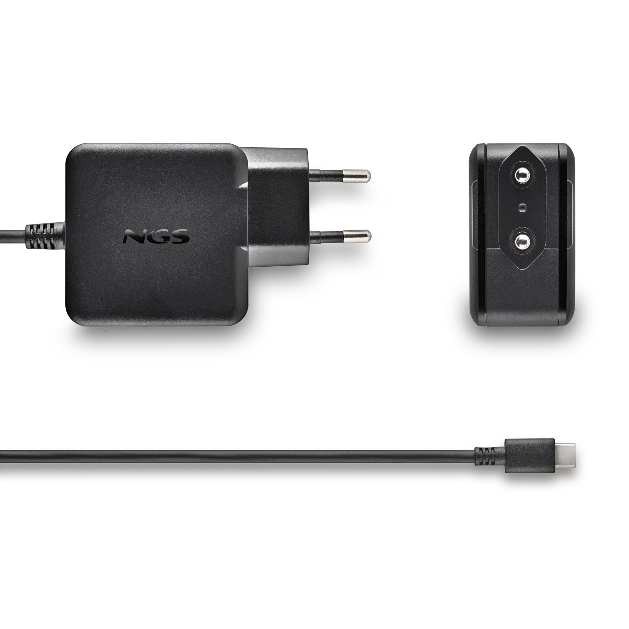 Un alimentatore nero a due pin e un cavo USB-C su sfondo bianco.