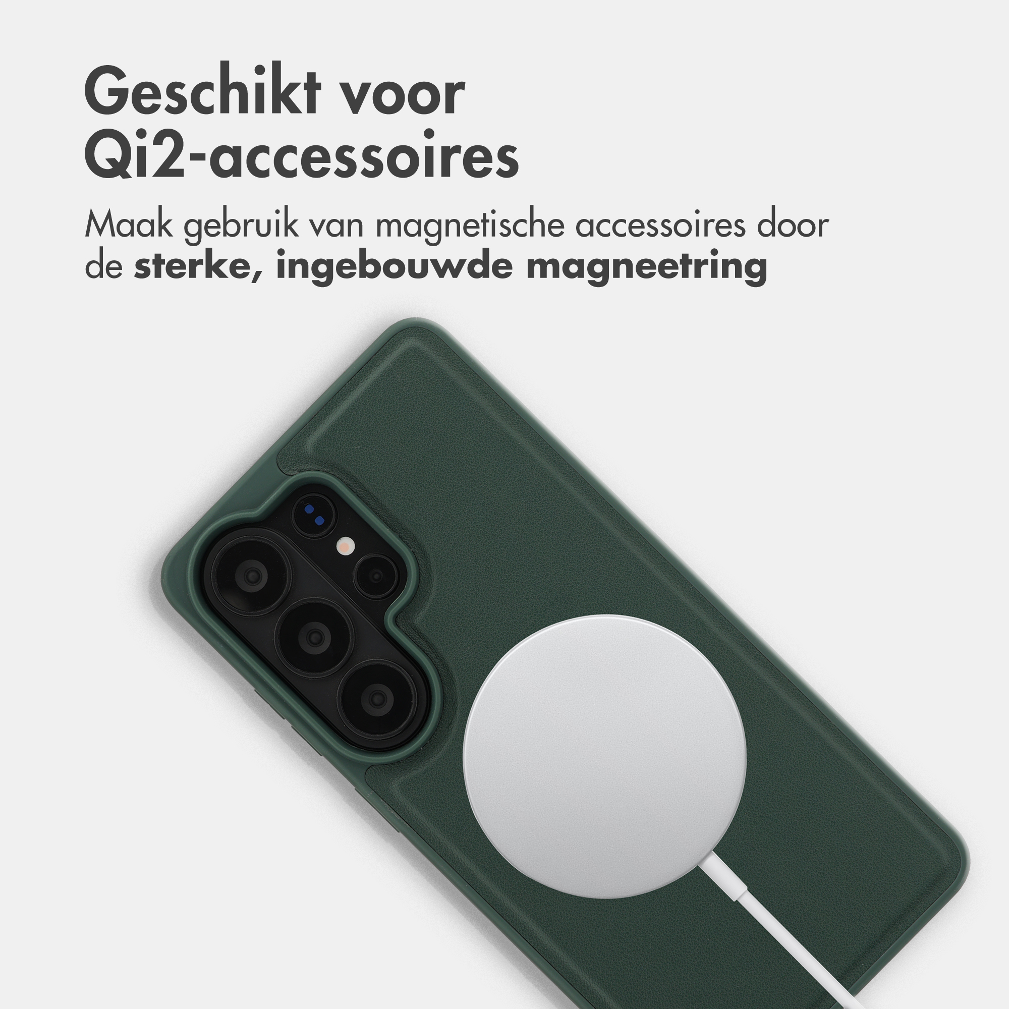 Donkergroene telefoonhoes met camera's en wit magnetisch laadstation.