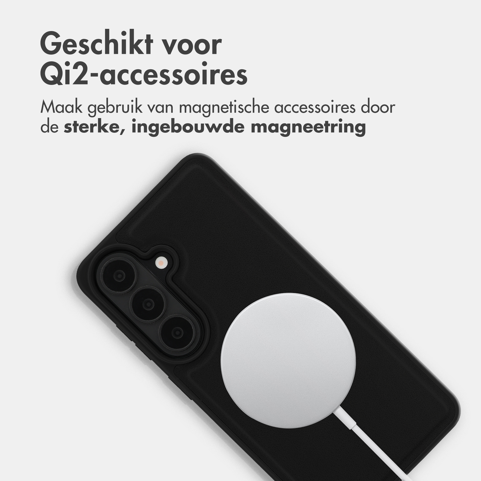 Schwarzes Handy mit weißem magnetischem Qi2-Ladegerät und Kameramodul.