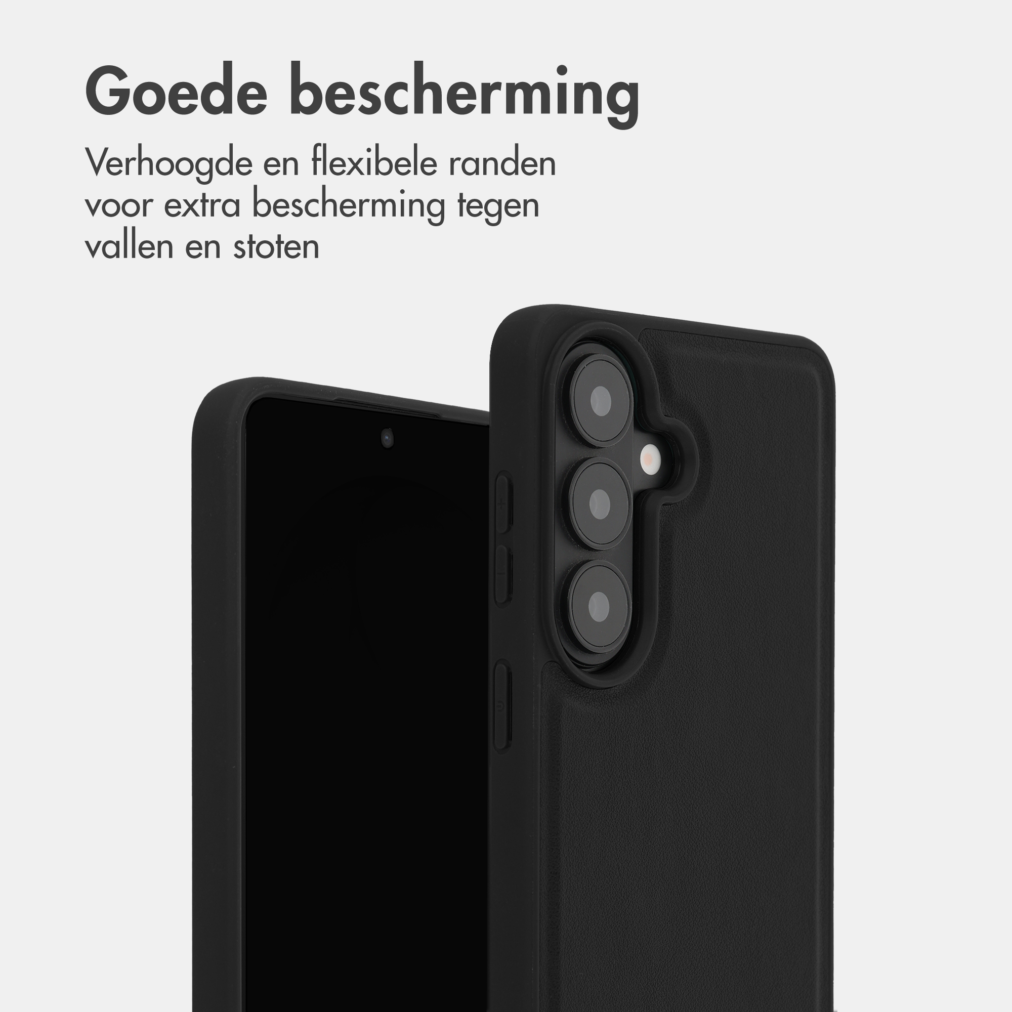 Schwarze Handyhülle mit dreifacher Kamera auf grauem Hintergrund.