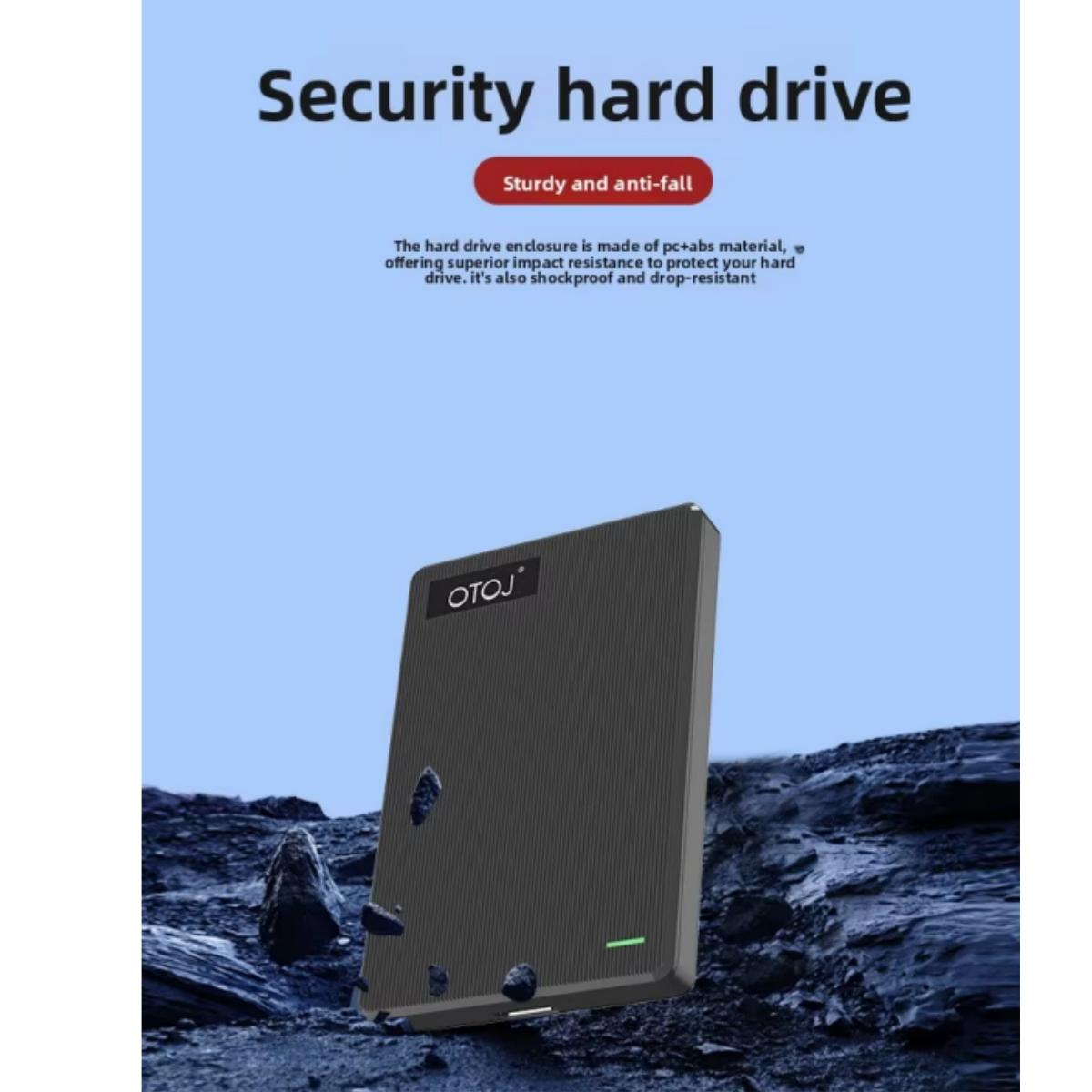 Schwarzes Hardcase mit OTOJ-Logo auf steinigem Untergrund.