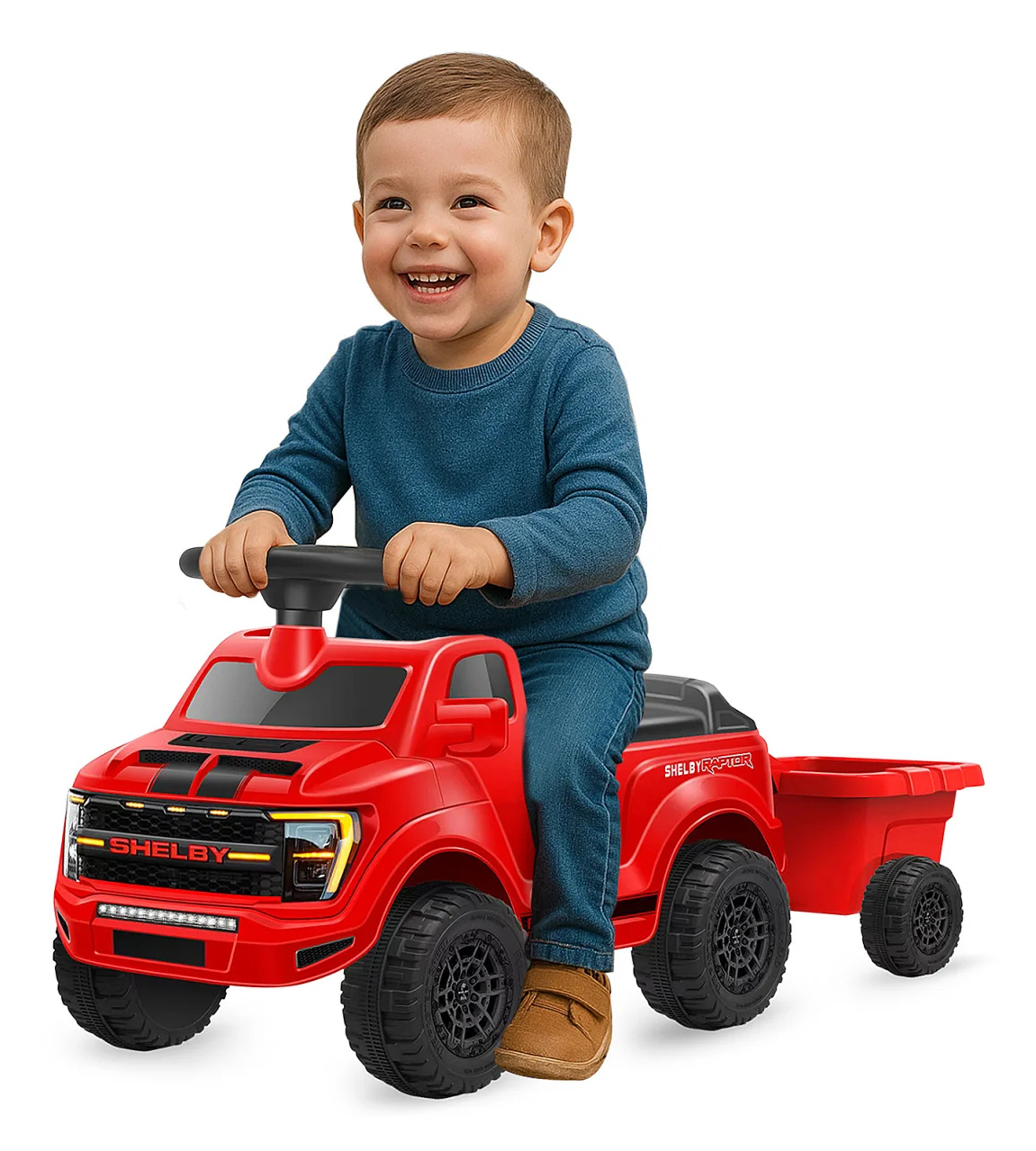 Un bambino sorridente guida un camioncino giocattolo rosso con rimorchio.