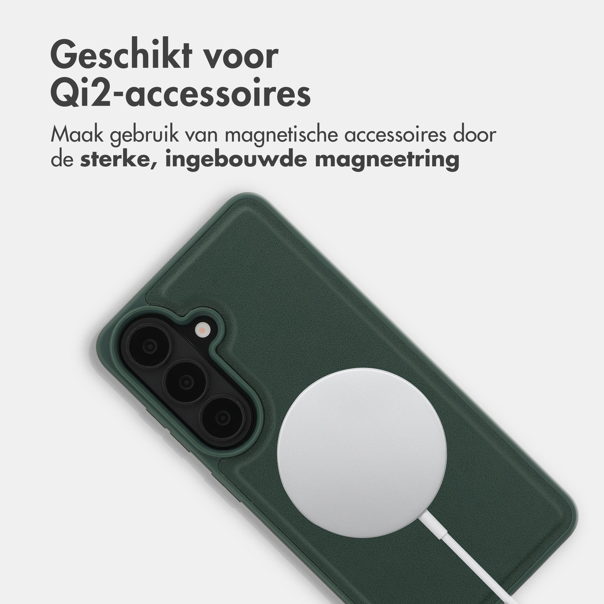 Dunkelgrüne Handyhülle mit Magnetring für Qi2-Zubehör. Nahaufnahme.