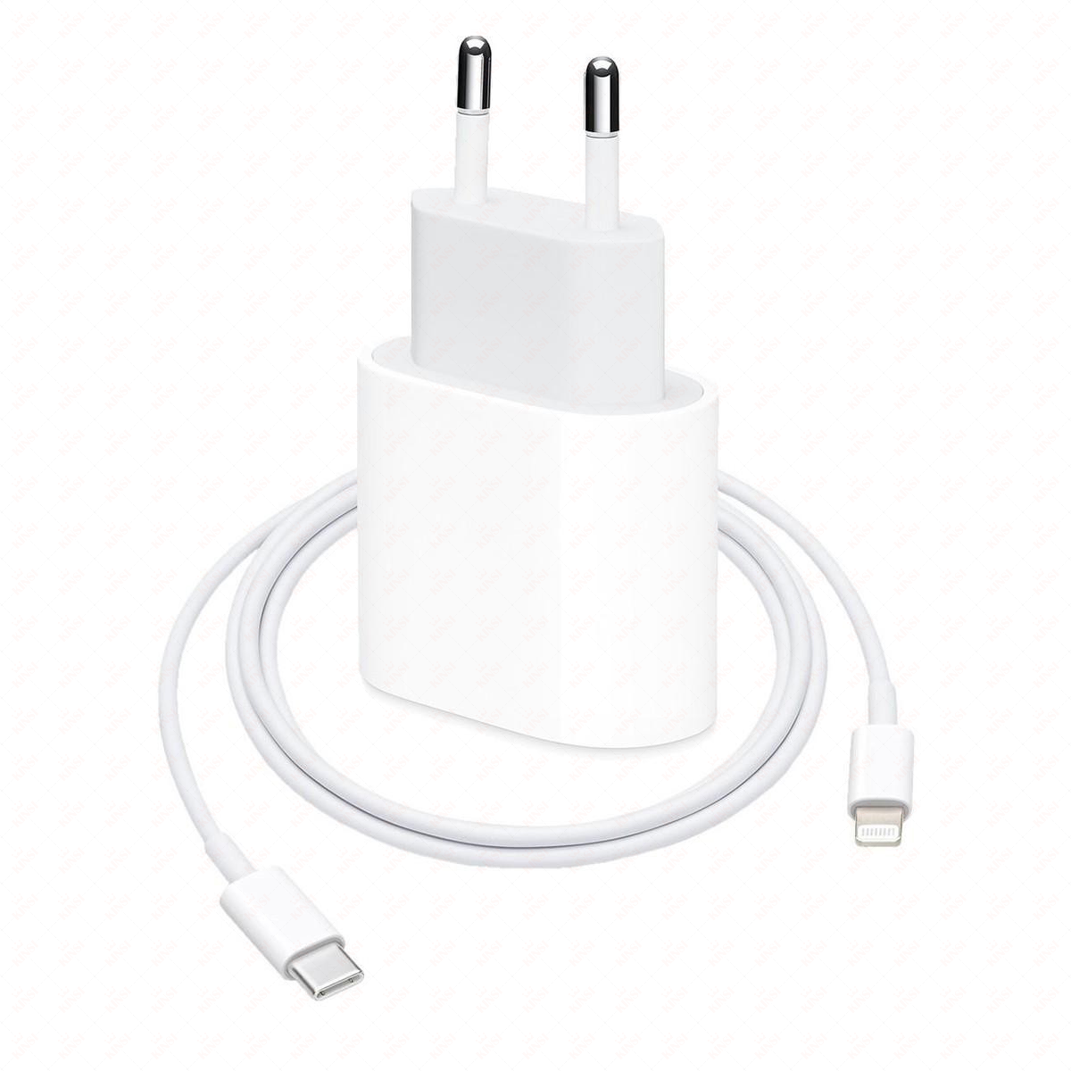 Ein weißes Ladegerät mit zwei Stiften und ein weißes USB-C-auf-Lightning-Kabel, das darum gewickelt ist, vor einem weißen Hintergrund.