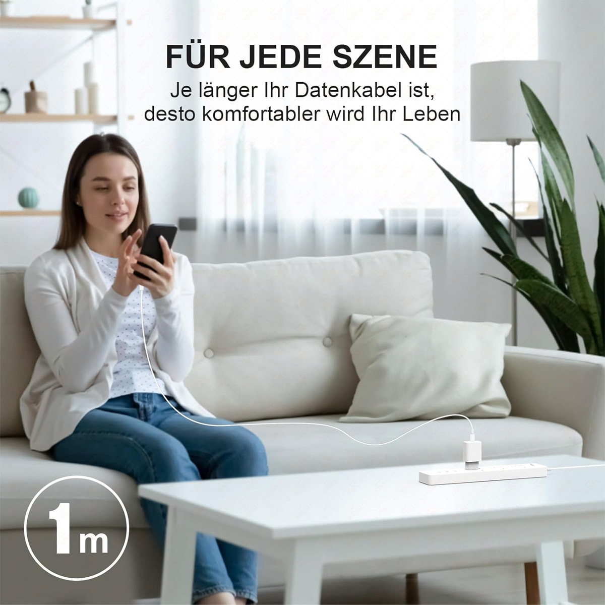 Frau sitzt auf Sofa mit Handy, lädt es über eine Steckdosenleiste mit 1m Kabel.