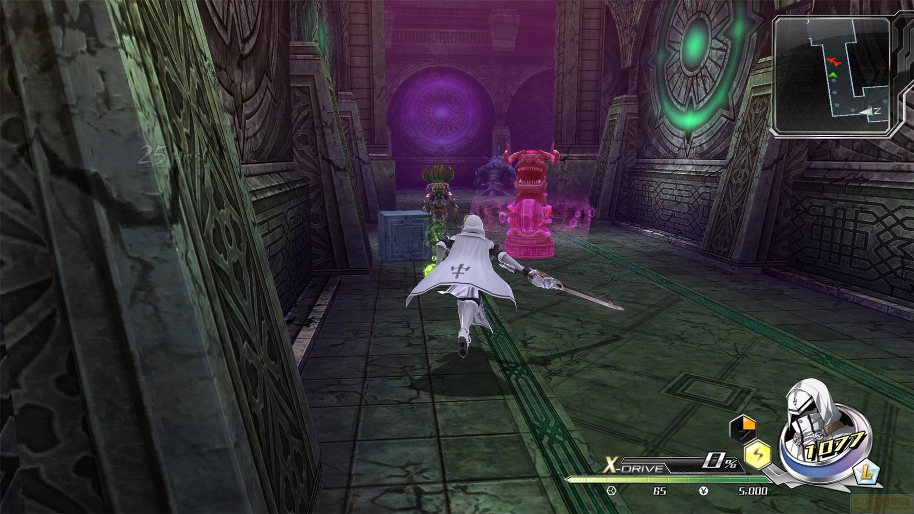 Un personaggio con mantello bianco corre in un corridoio con portali viola e verdi.