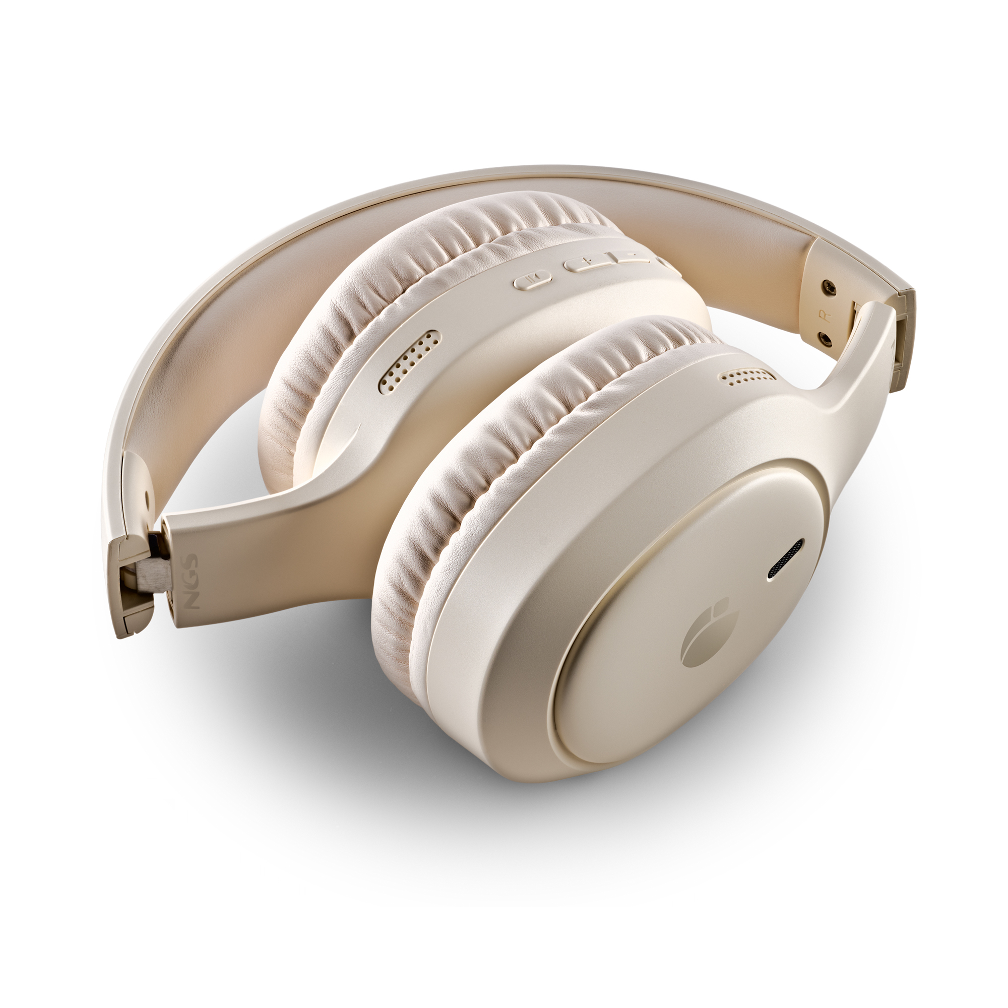 Cuffie beige con paraorecchie e giunto a cerniera, su sfondo bianco.