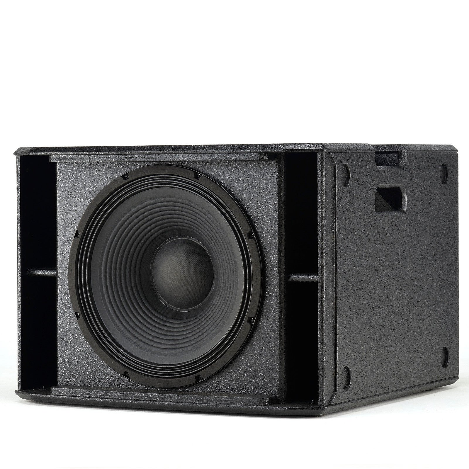 Un subwoofer nero con cono e griglia grandi su sfondo bianco.