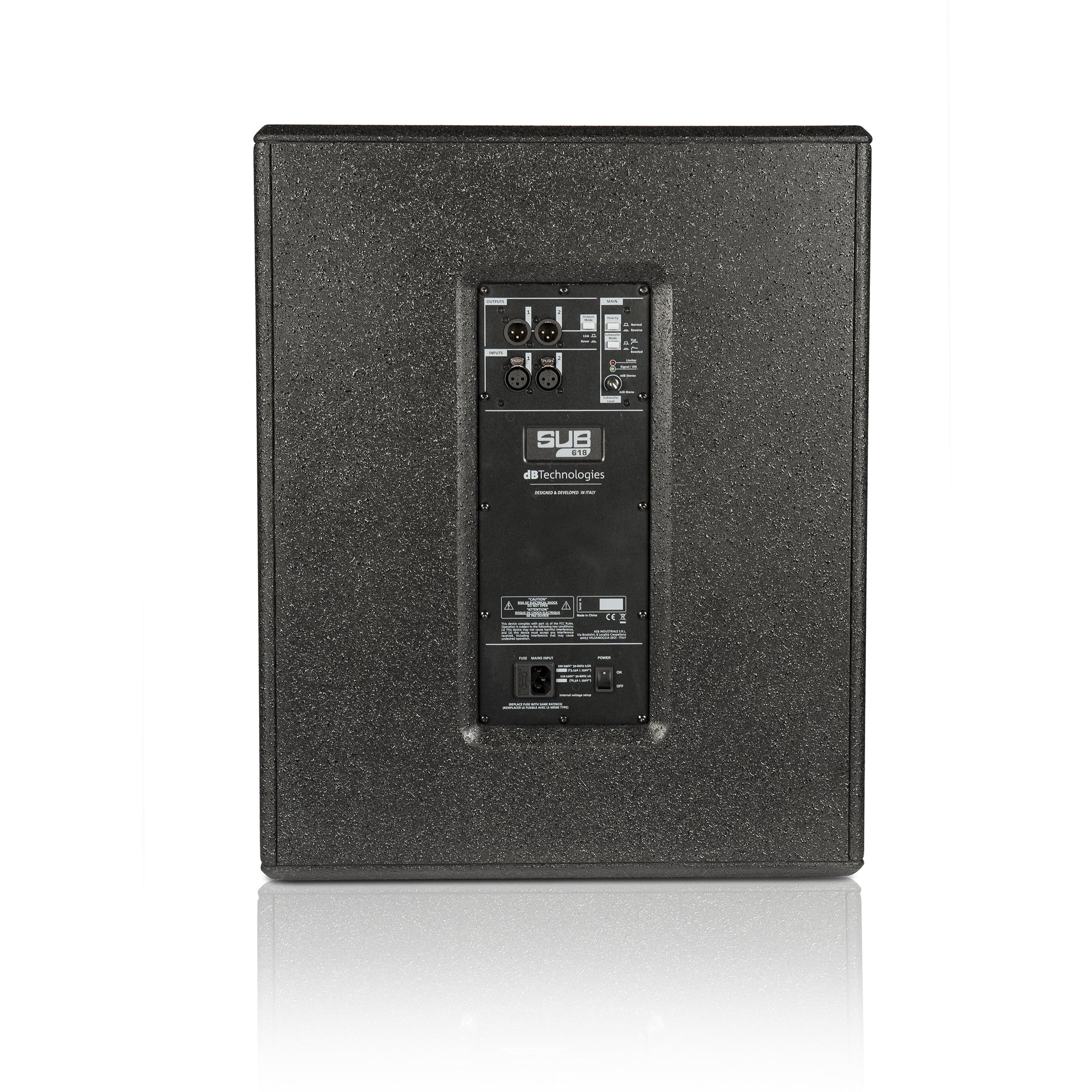 Pannello posteriore di un subwoofer nero con connessioni, interruttori ed etichette.