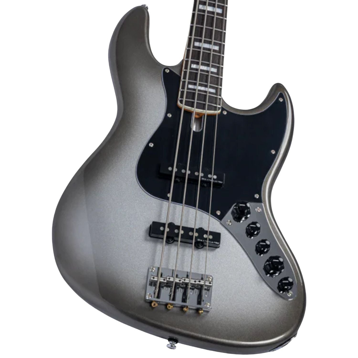 Een zilveren basgitaar met een zwart slagplaat en vier snaren.